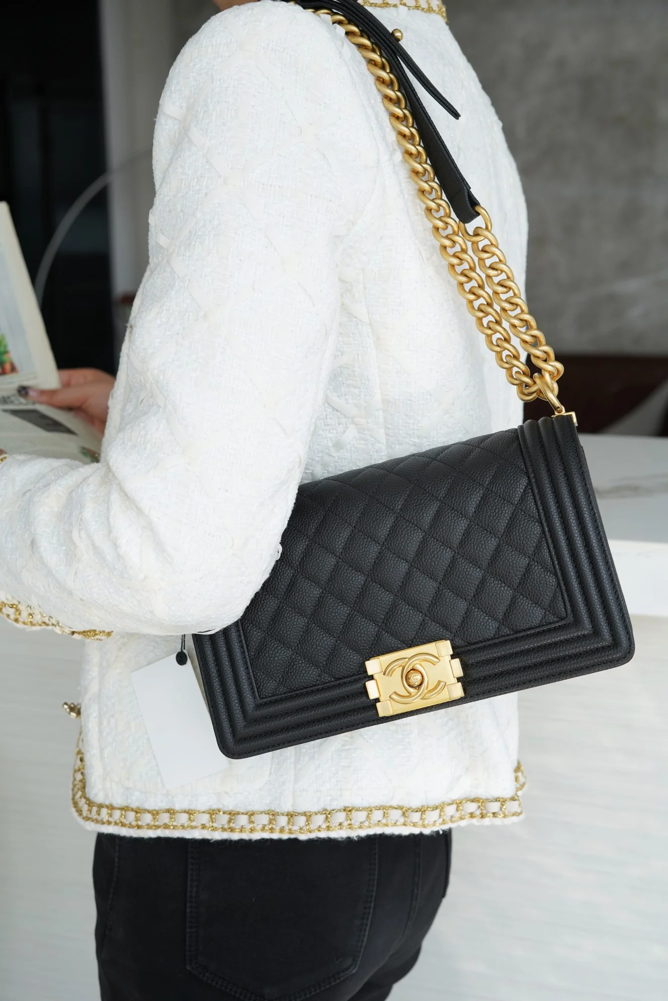 Часы Chanel Le Boy из коллекции Le Boy - из черной кожи личи с винтажной золотой пряжкой - 25 см