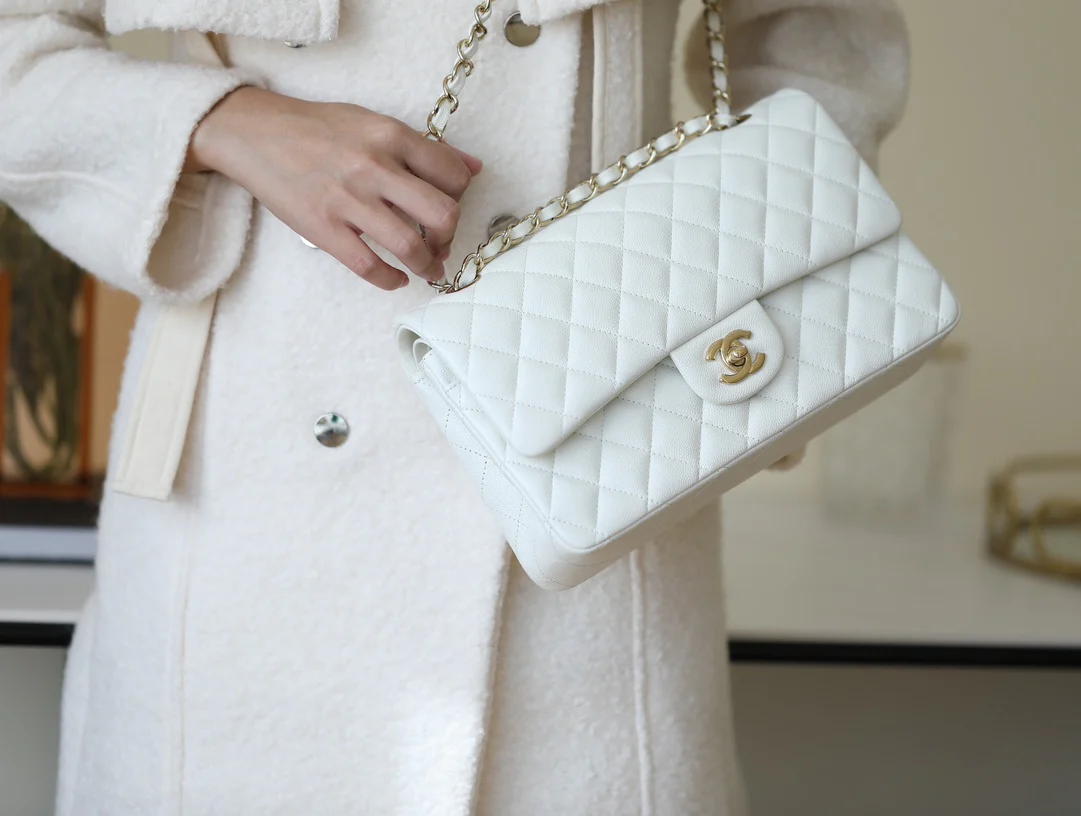 Сумка Chanel CF — белая — 26 см — фотография человека, который её носит.
