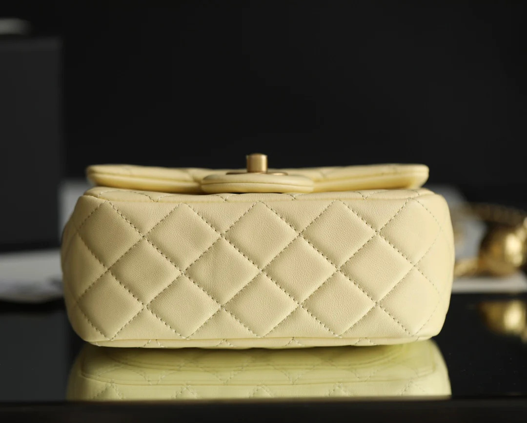 Chanel - Квадратная сумка Gold Globe - Мини-сумочка в форме куриного желтка
