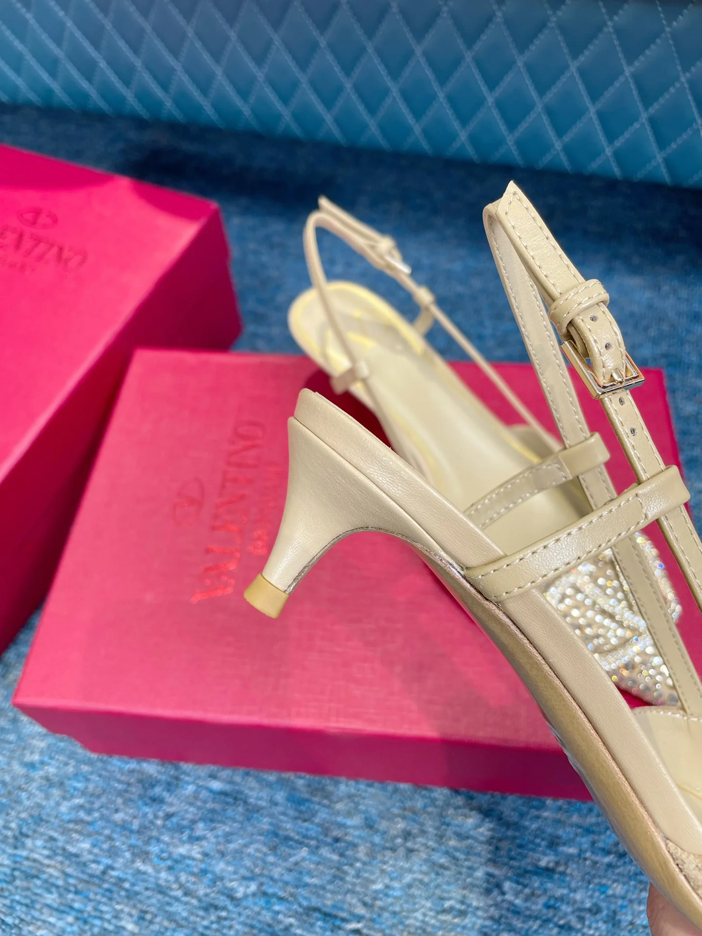 Новинка сезона весна/лето 2022 от Valentino: роскошные замшевые босоножки на высоком каблуке с острым носком и открытой пяткой, украшенные стразами.