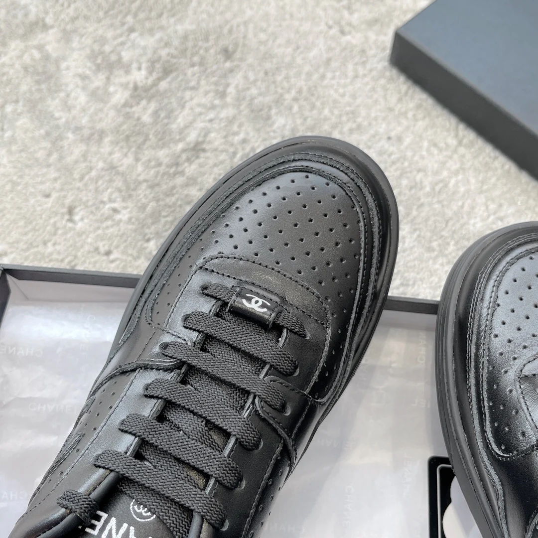 Новинка сезона весна/лето 2023 от Chanel - Кроссовки - Черные