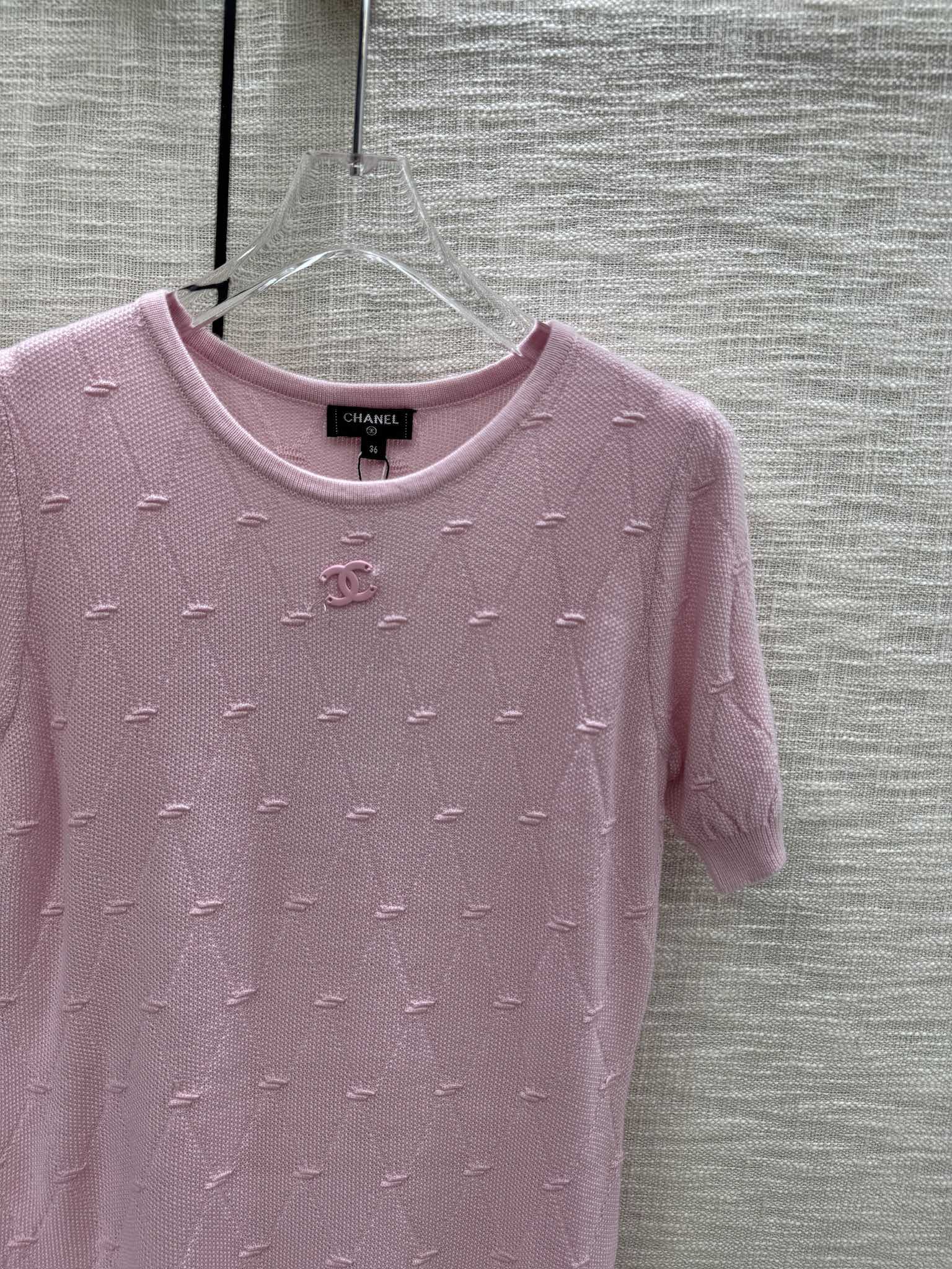 Новая коллекция Chanel Весна/Лето 2024: трикотажное платье с короткими рукавами и ромбовидным узором - Черное - 1