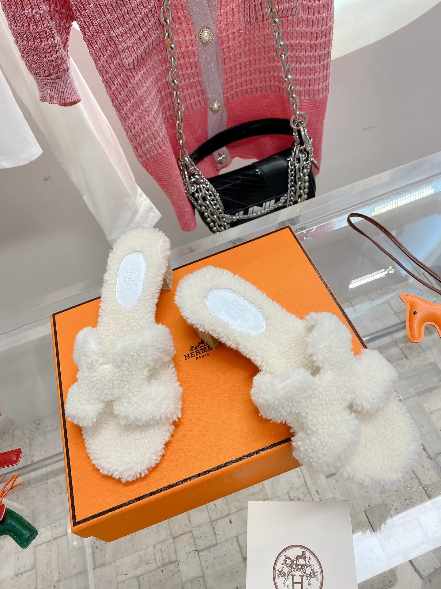 Новинка сезона осень/зима 2022 от Hermes - Сандалии на плоской подошве на каблуке H из натуральной овечьей шерсти Oran - 2 шт.