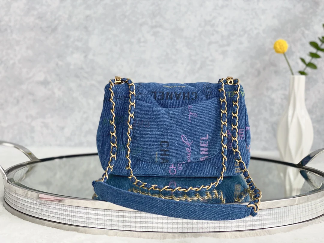 Сумка Chanel из коллекции весна/лето с граффити, джинсовая – CF Bag – 23 см