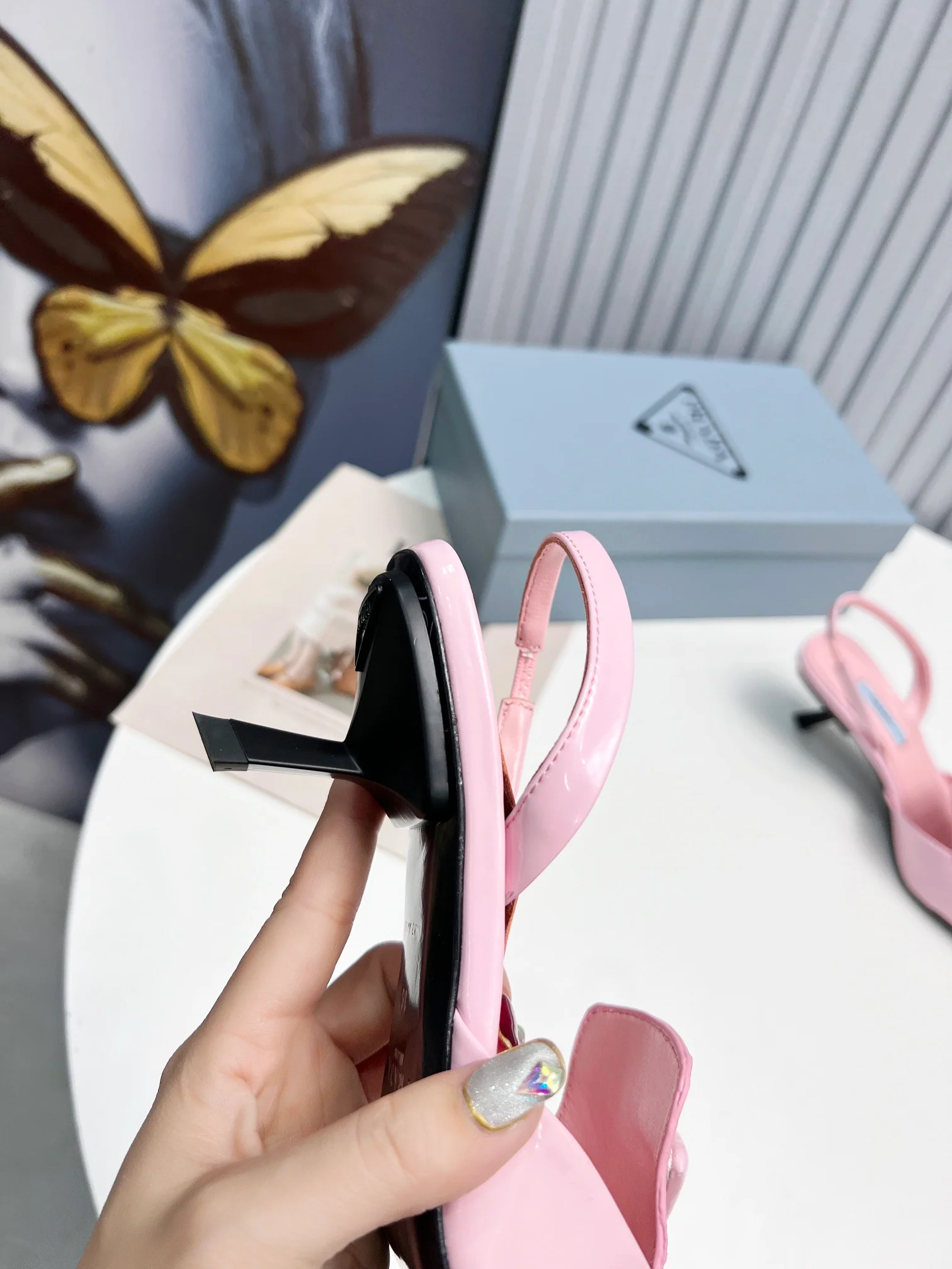 Prada - Розовые сандалии с острым носком