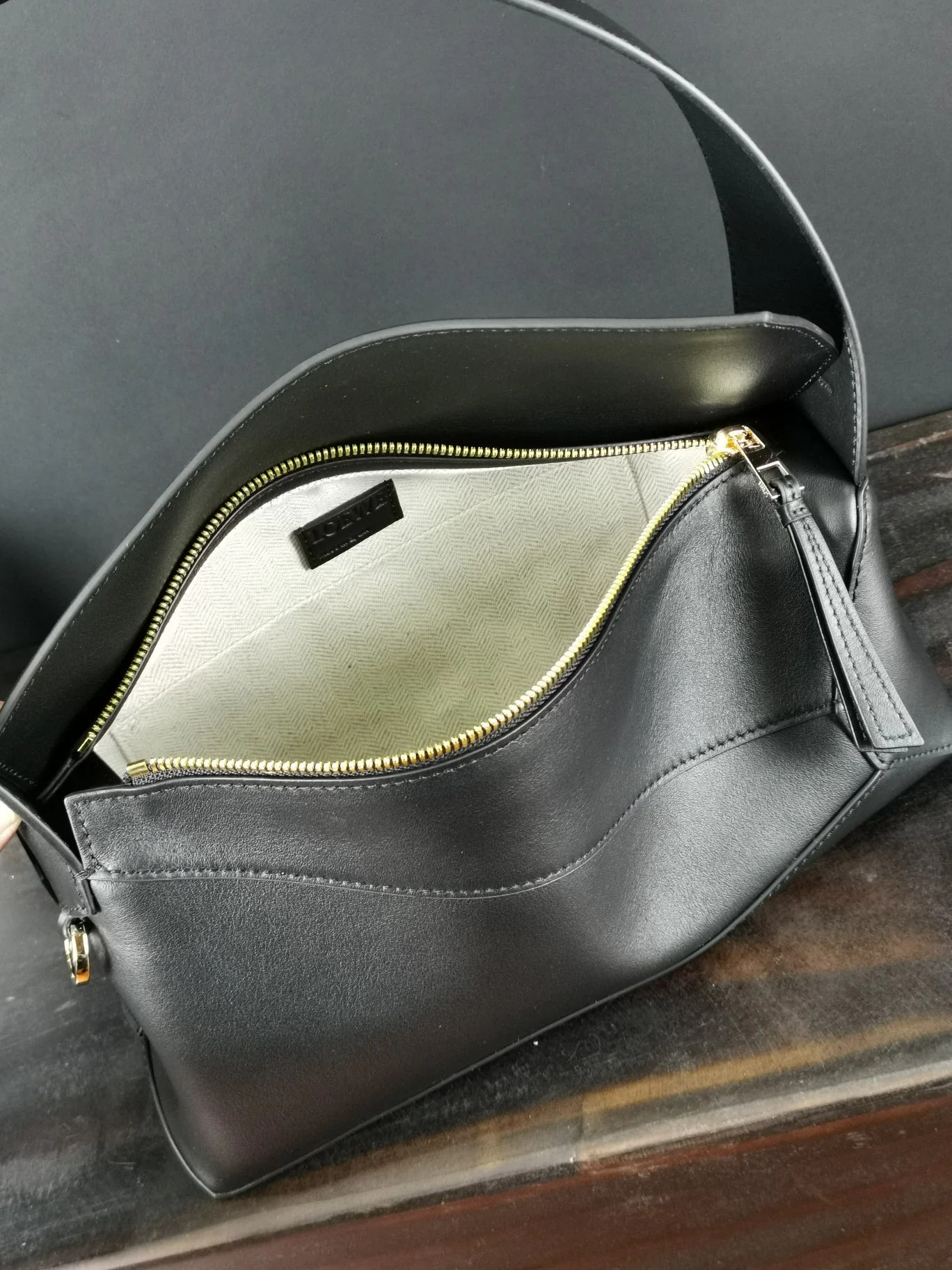 Сумка-хобо Loewe-puzzle-hobo-handbag-2