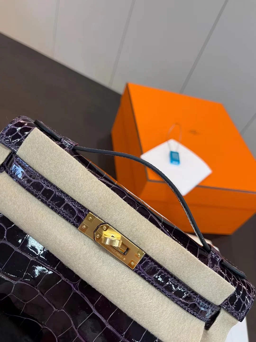 Миниатюрная пряжка Hermes Kelly 1-го поколения из кожи аллигатора, 9 г, с аметистом и золотом.