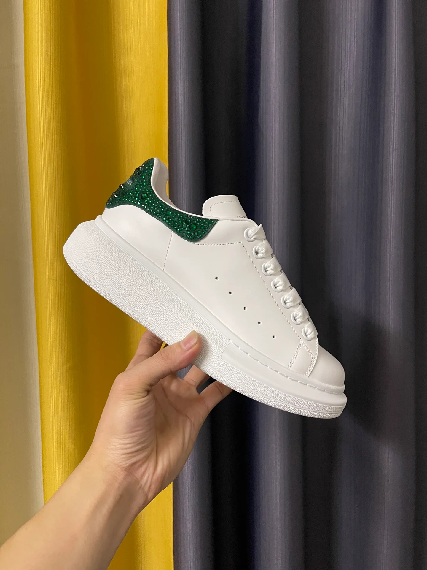 Классические белые кроссовки McQueen - унисекс - темно-зеленый каблук с ромбовидным рисунком