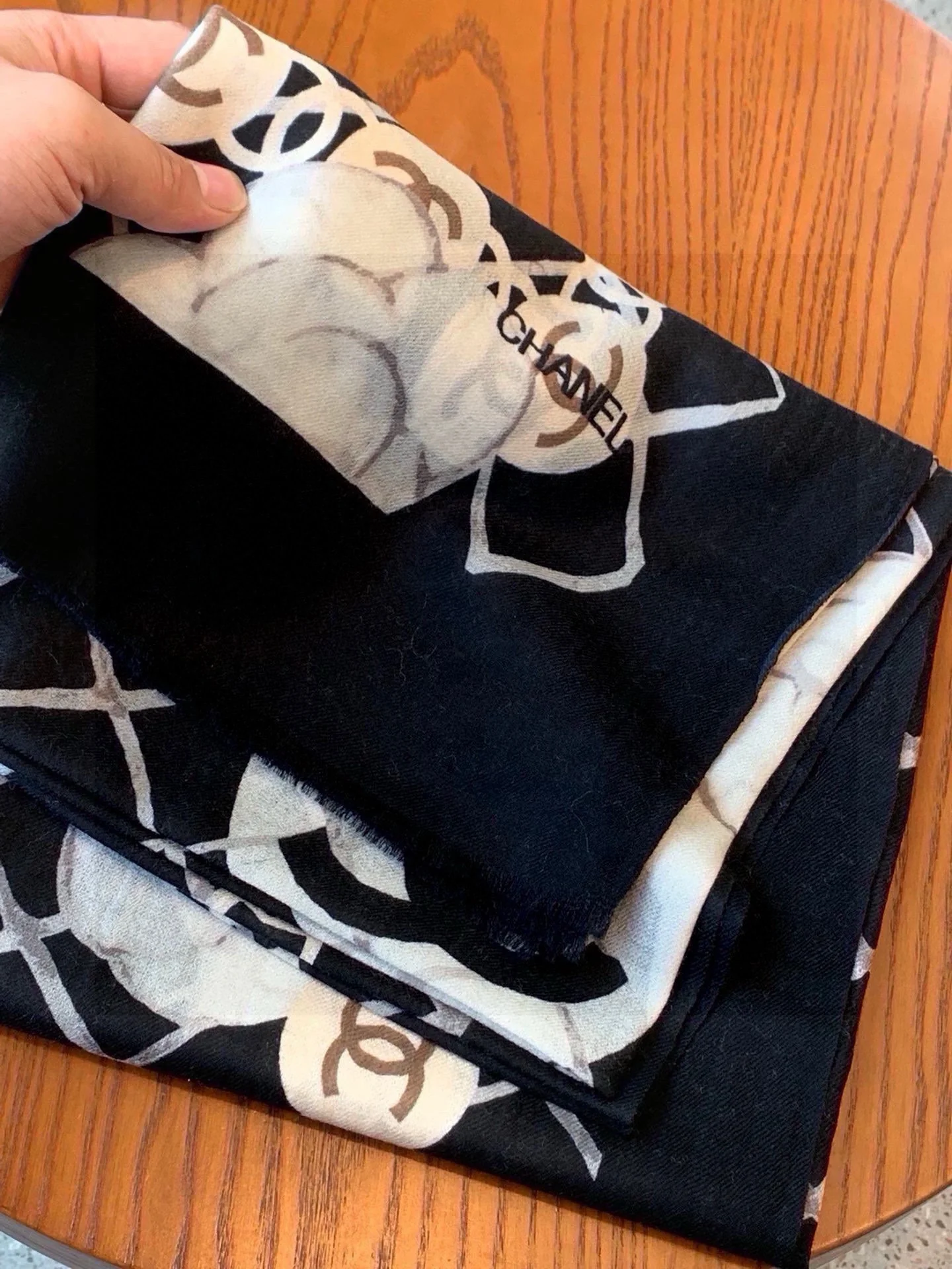 Большой носовой платок Chanel 2024 ?Камелия? - 110-200