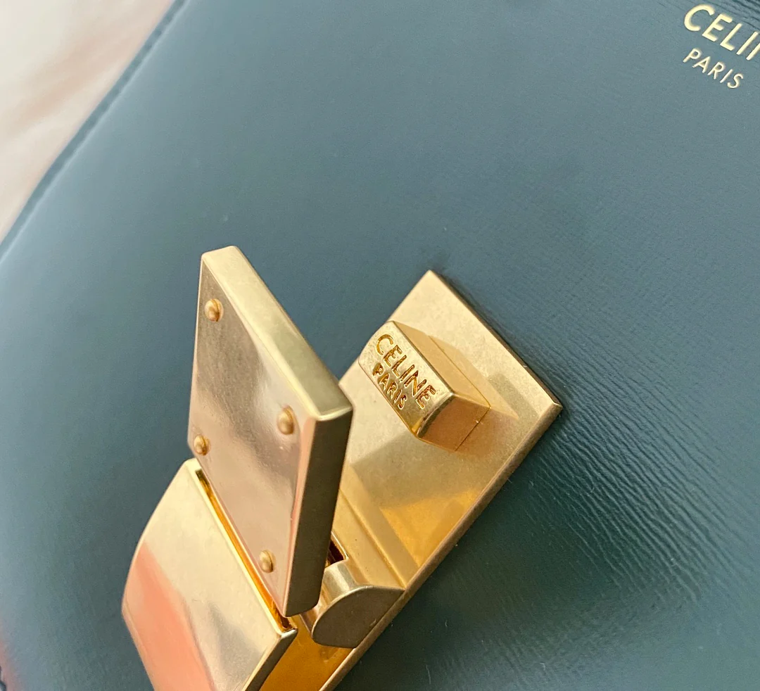 Сумка Celine Box-Tteen из полированной телячьей кожи — темно-зеленая.