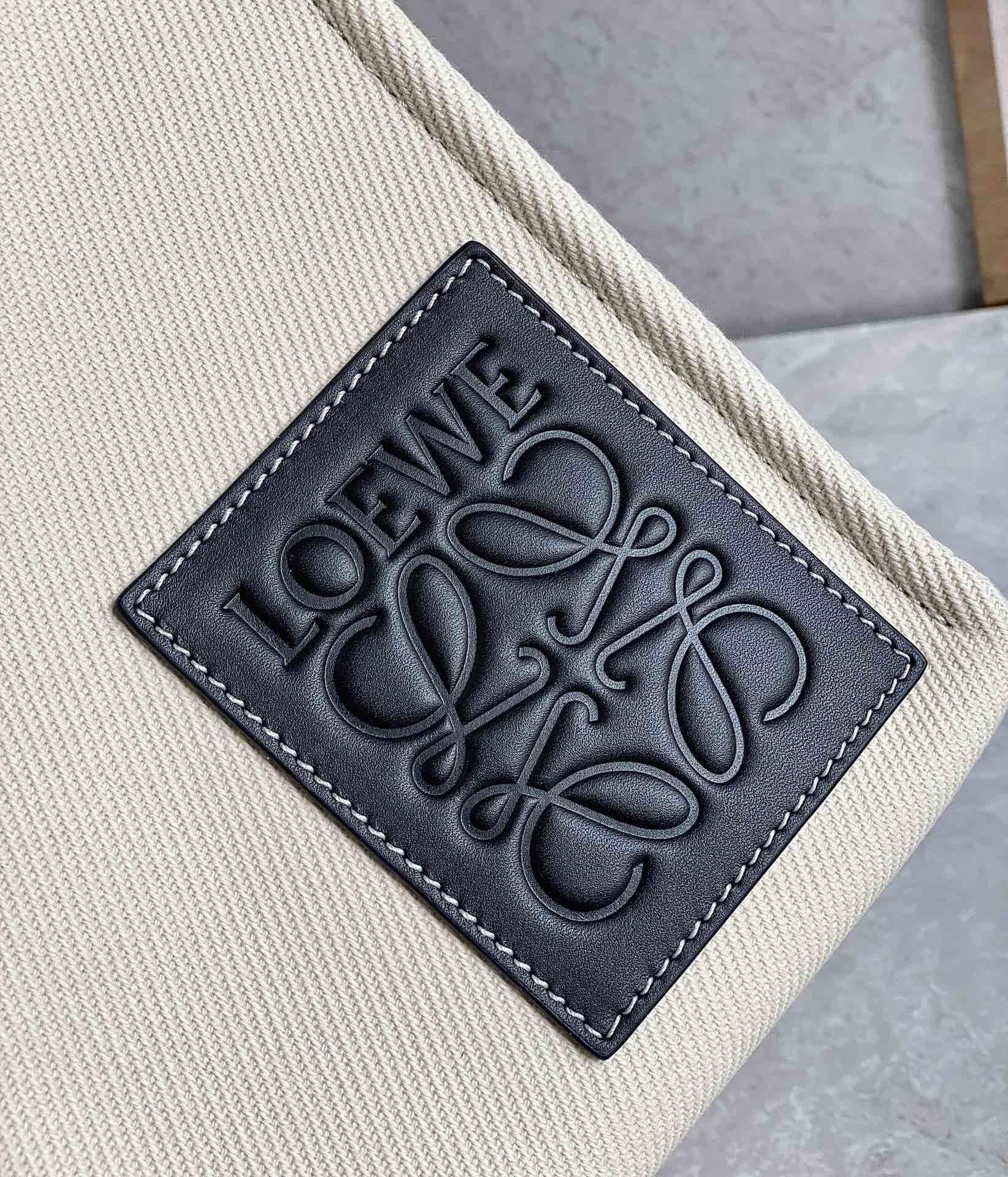 Сумка-подушка Loewe, белая-черная