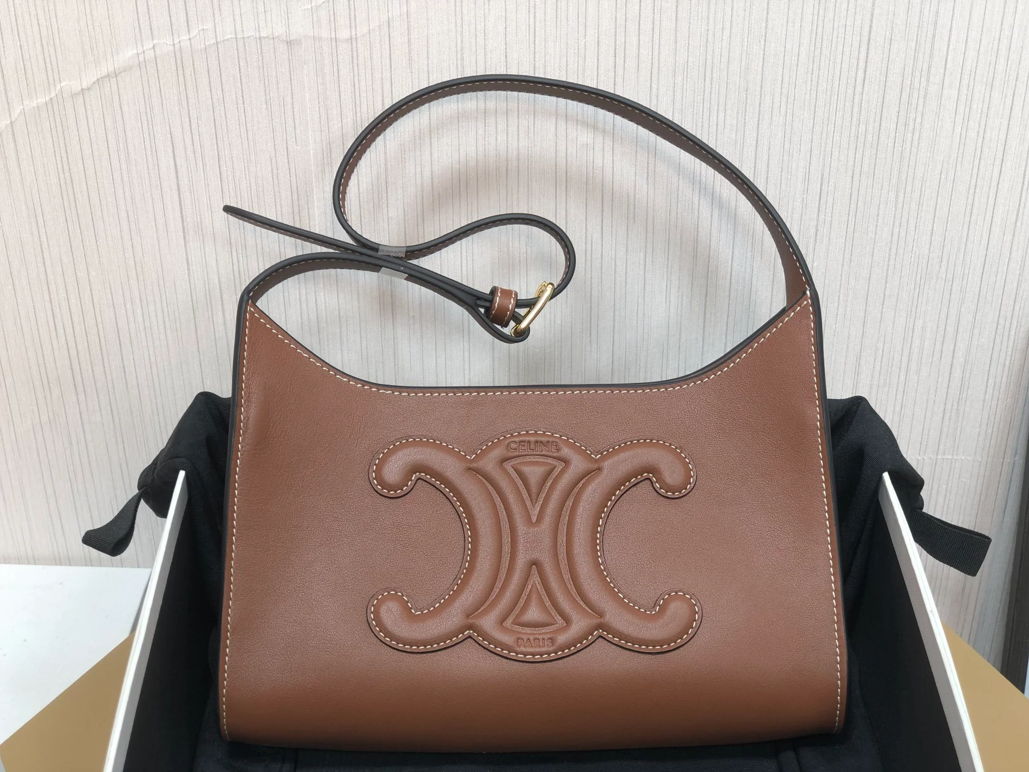 Новинка сезона весна/лето 2022 от Celine - Cuir Triomphe - сумка через плечо из гладкой телячьей кожи.