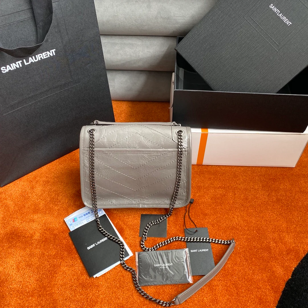 Сумка-мессенджер YSL Niki серого цвета с серебряной цепочкой, кожа с покрытием, 22 см.