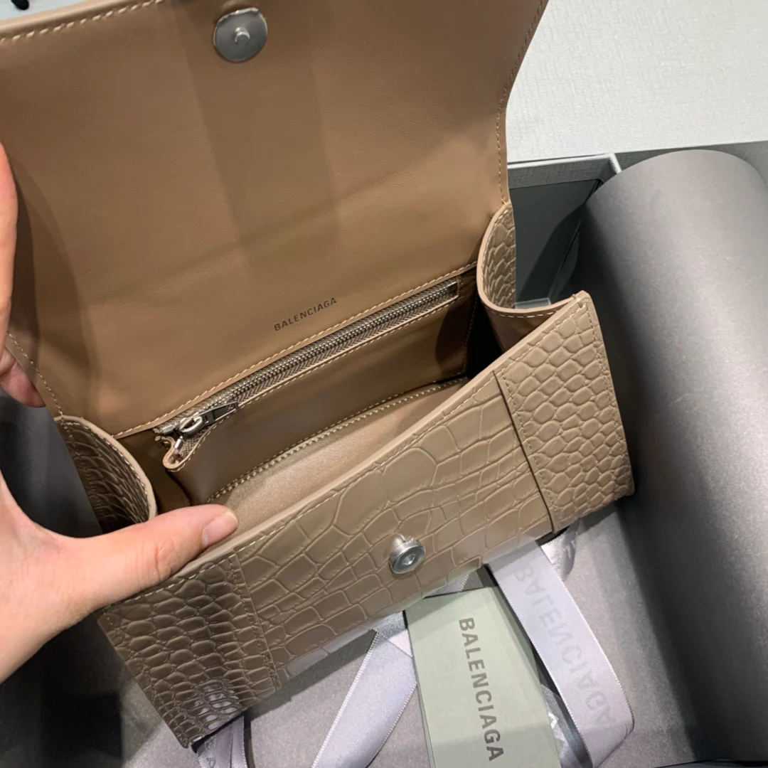 Balenciaga - Сумка ?Песочные часы? - Крокодиловый узор ?Молочный чай?