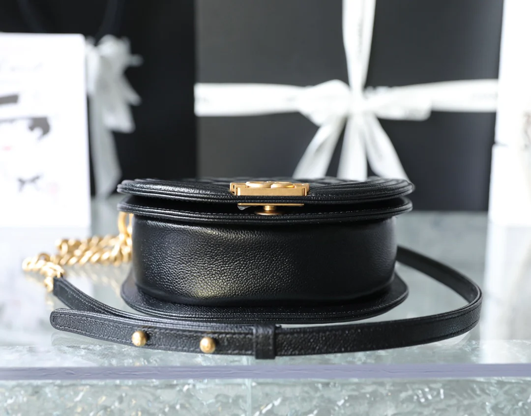 Новая кожаная сумка-мессенджер Chanel Métiers d'Art Saddle.