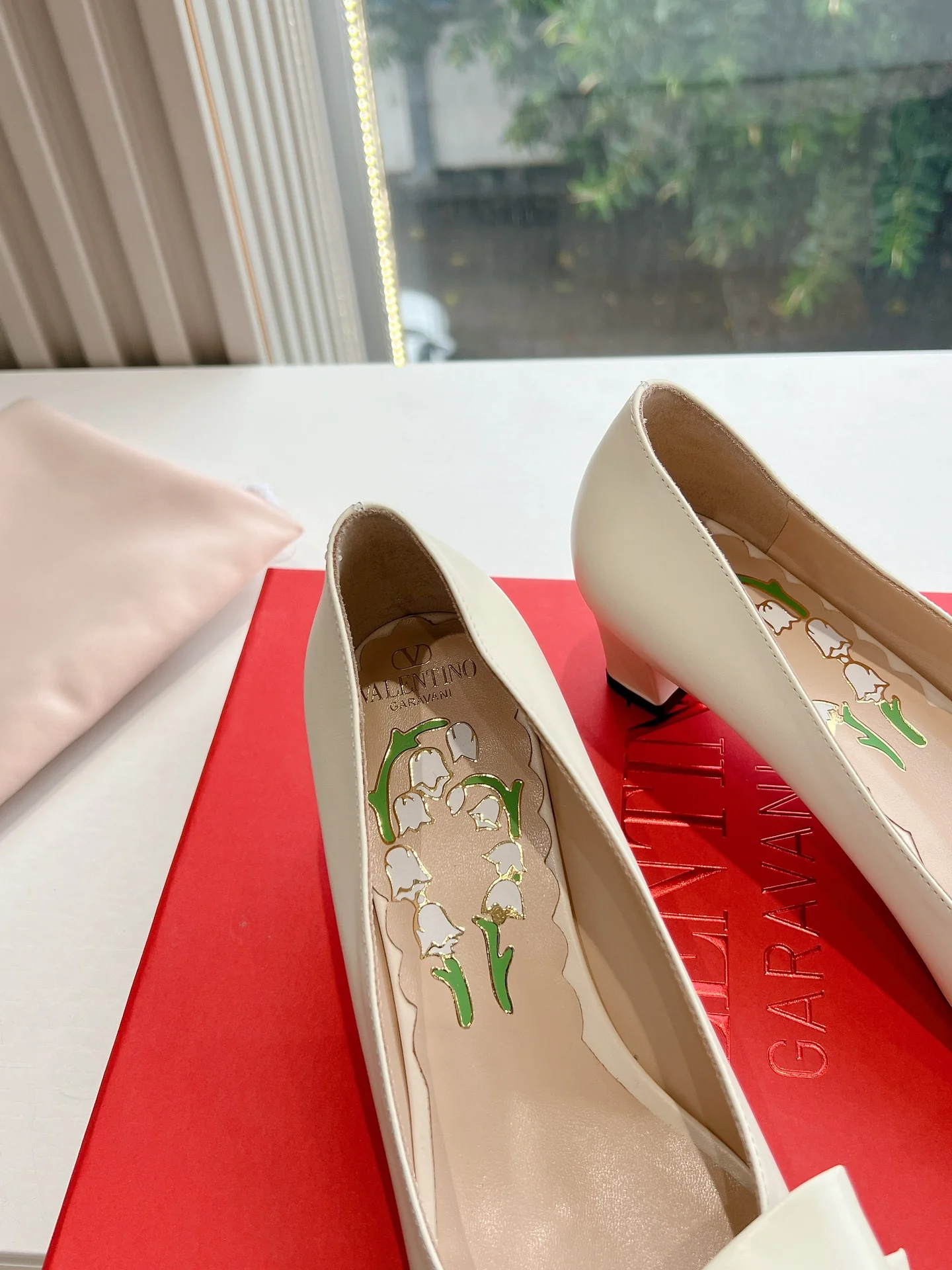 Туфли на каблуке с бантом Valentino 2024 - белые