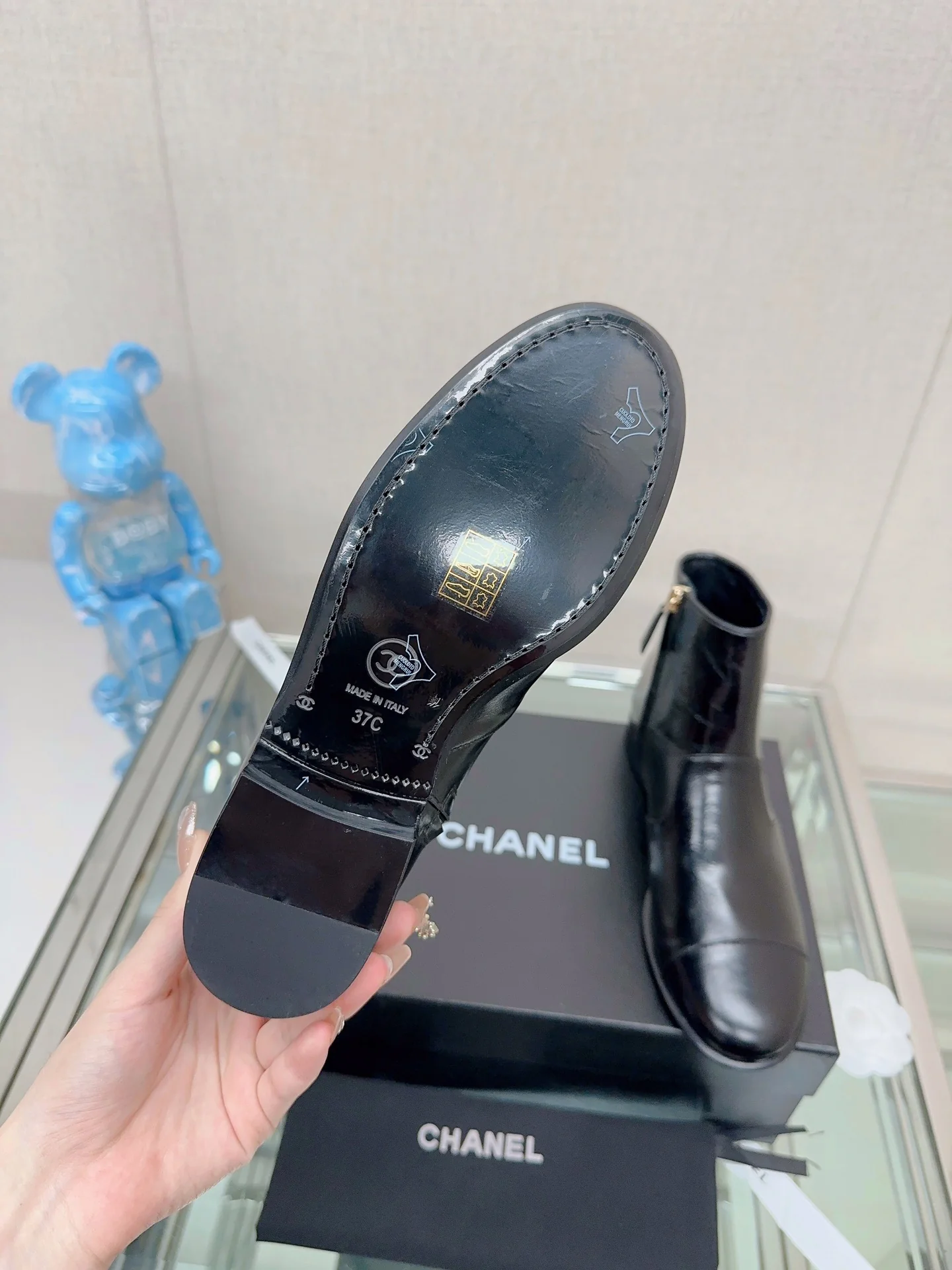 Новинка сезона осень/зима 2023 от Chanel - Лакированные ботильоны на плоской подошве - Черные
