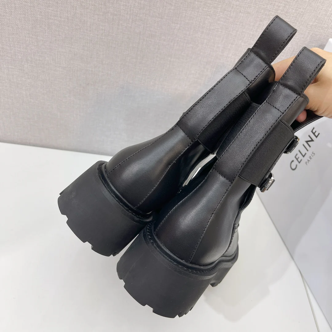 Новинка осенне-зимней коллекции Celine 2022 — кожаные ботильоны — в стиле Ян Ми — черные.