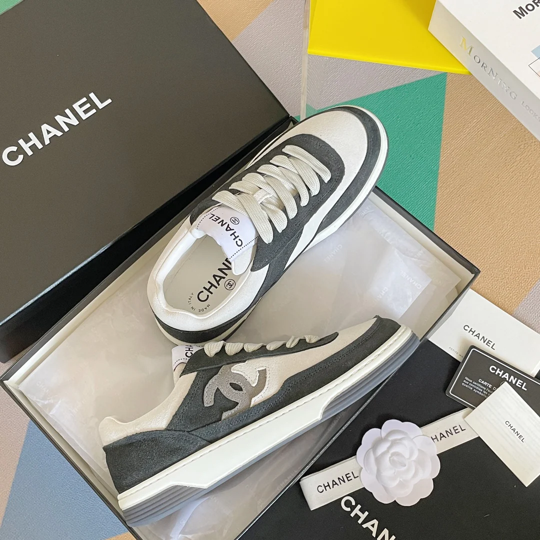 Новые поступления коллекции Chanel весна/лето 2023 - Замшевые кроссовки - Повседневная обувь - Спортивная обувь - Серый