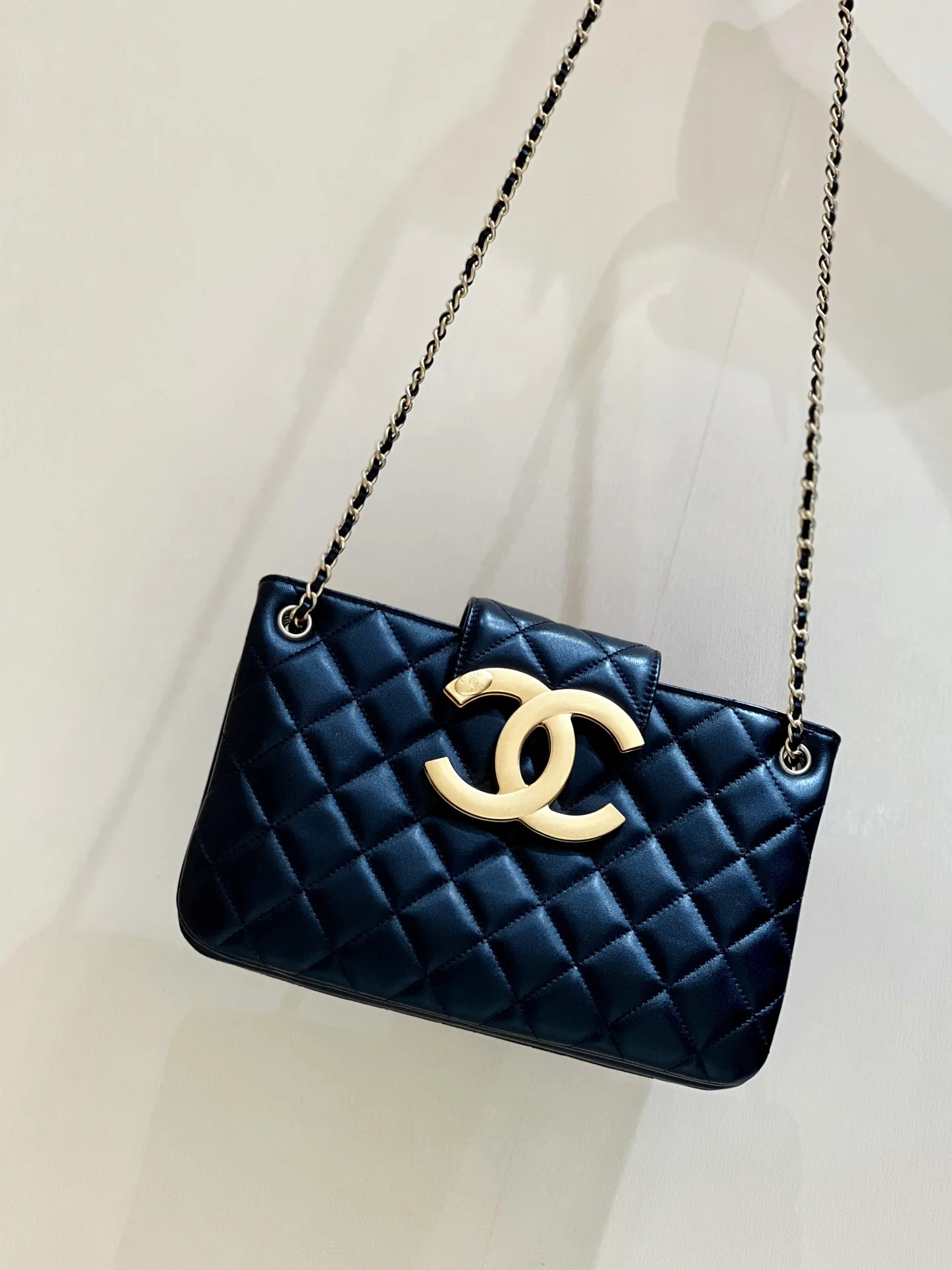 Новая коллекция Chanel ?Ранняя весна? — 24c — Большая ретро-сумка-шоппер с двойной буквой C — Черная