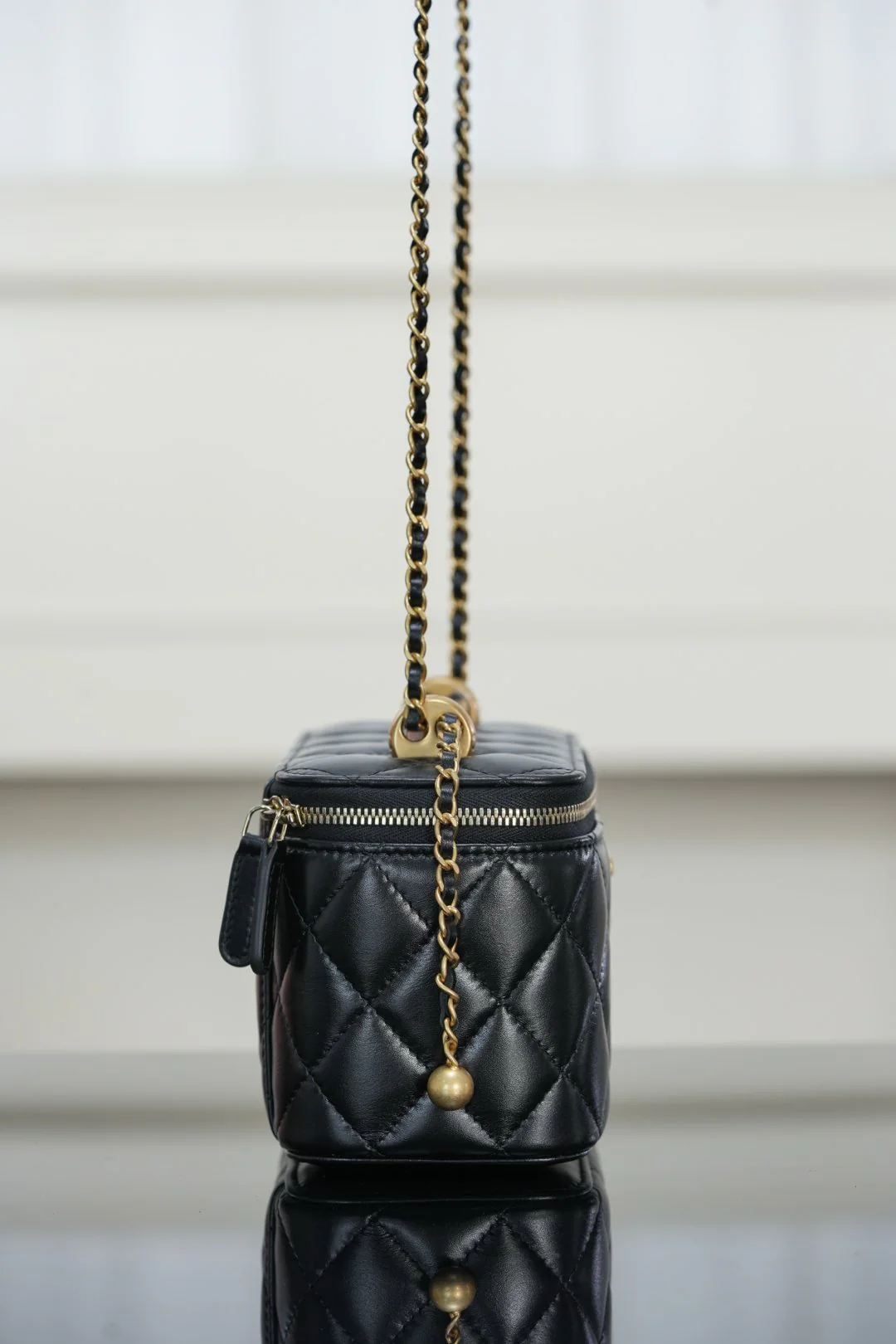 Chanel - ??? - Длинная сумка-коробочка с двойной золотой бусиной - Черная с золотой пряжкой