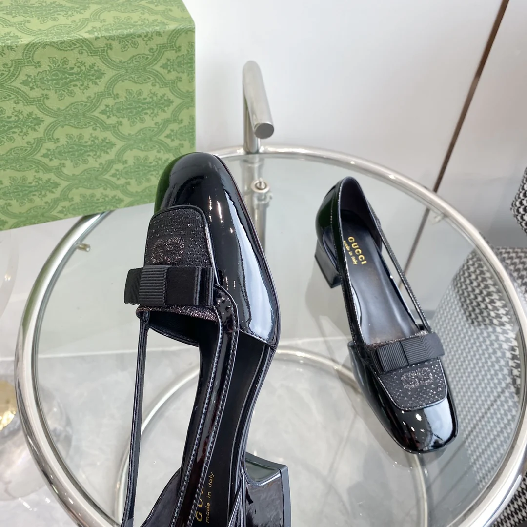 Новинка 2023 года от Gucci - балетки с ажурным квадратным носком и бантом.