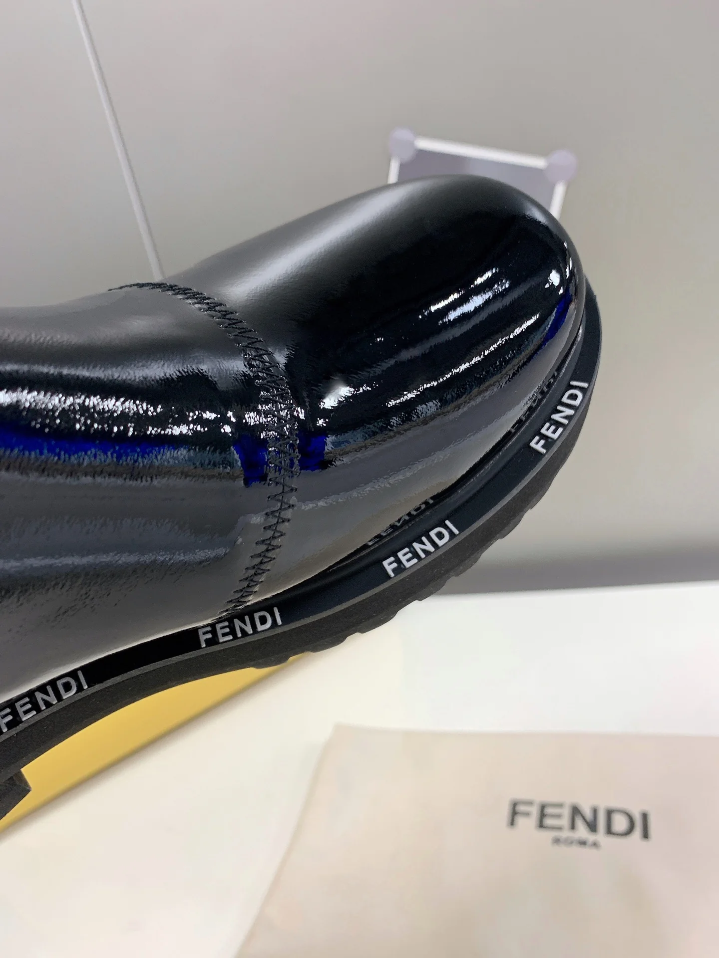 Лакированные сапоги Fendi до середины икры