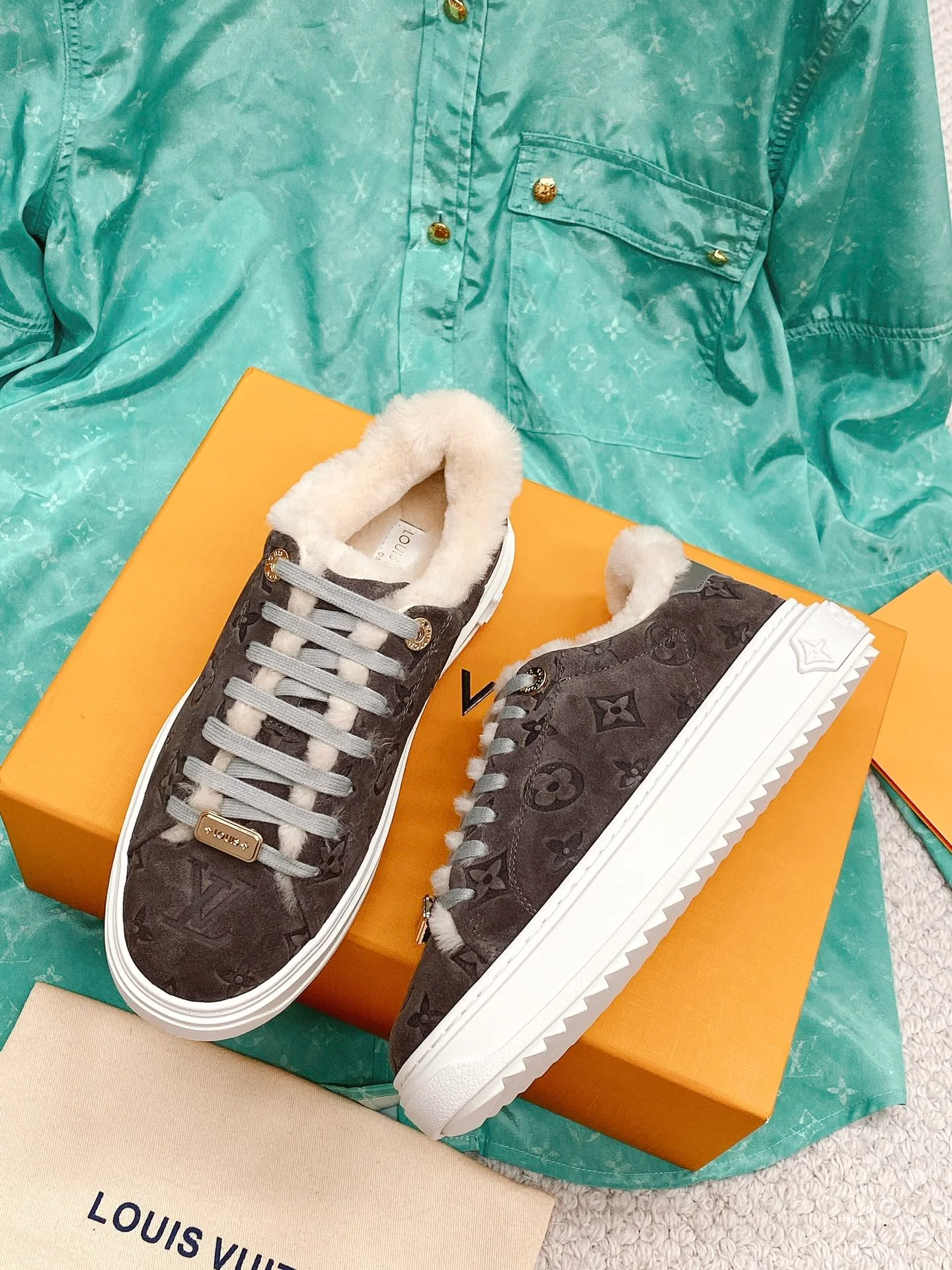 Новинка осенне-зимней коллекции LV 2022 — повседневные туфли на тиснёной платформе — коричневые.