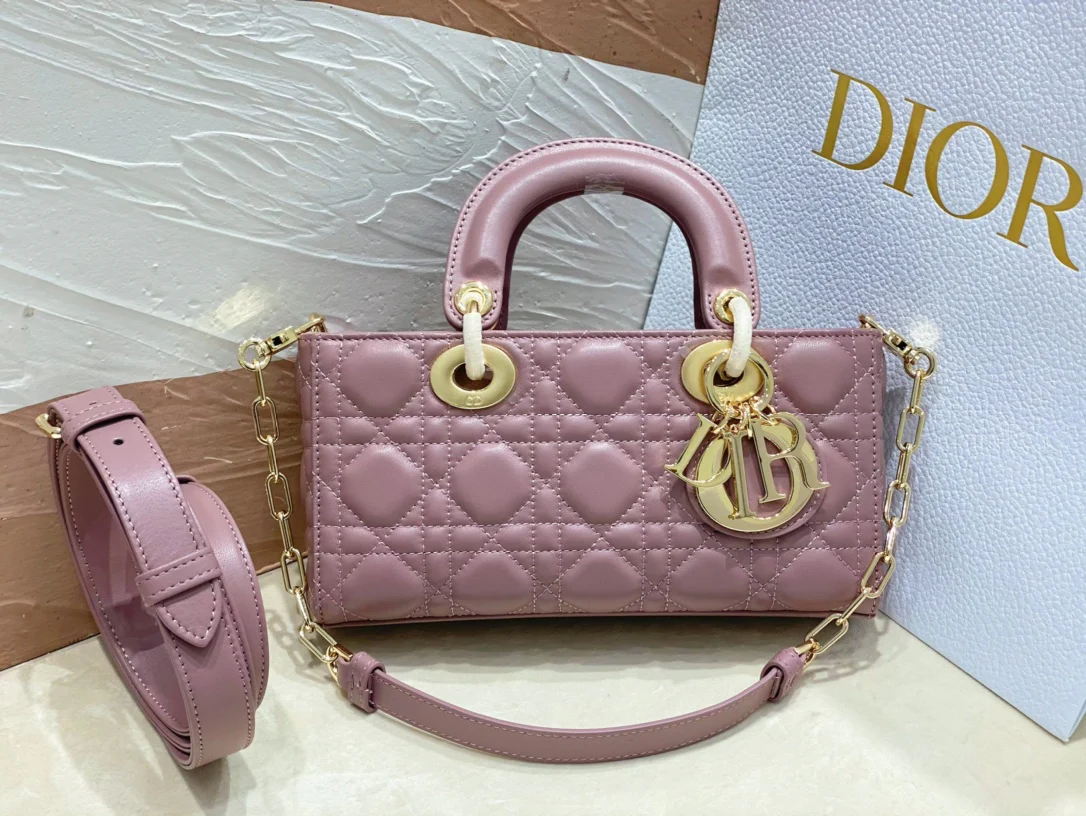 Сумочка Dior Lady d Joy, маленькая, из овечьей кожи пионово-розового цвета с узором ?каннаж?.