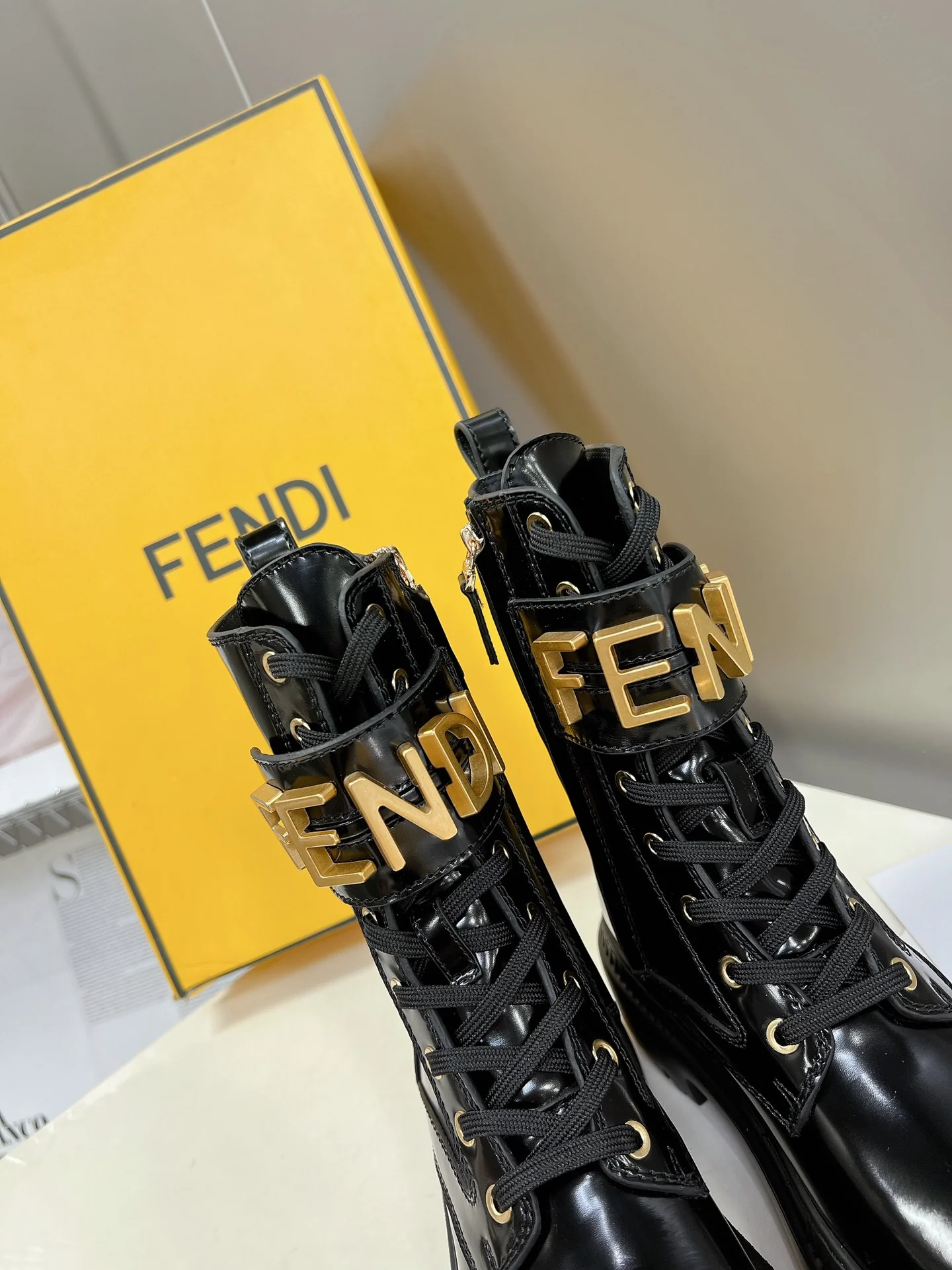 Новинка весны 2022 года от Fendi - Ботильоны Martin на шнуровке с пряжкой в ??виде буквы - Черные
