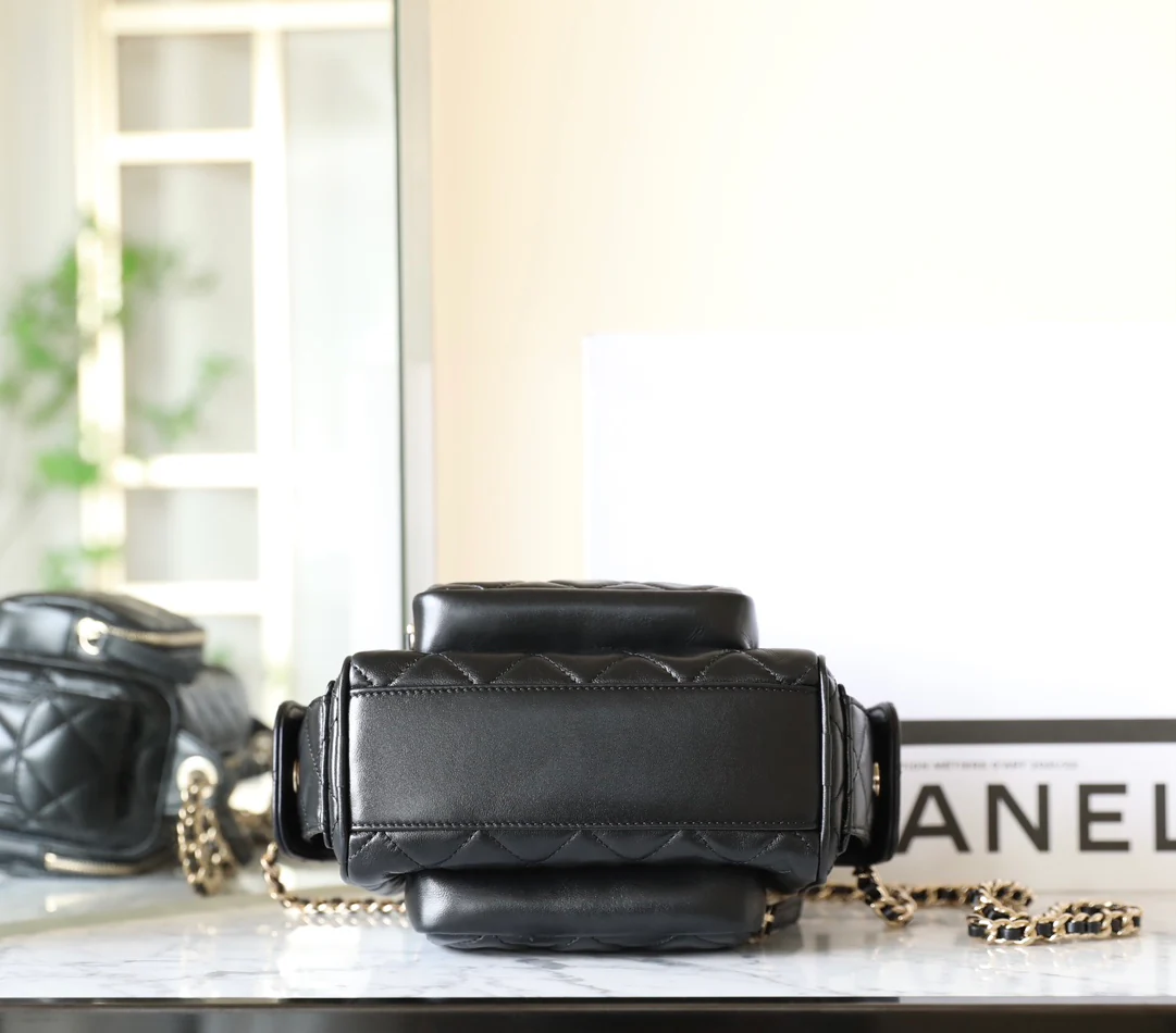 Сумка для фотоаппарата Chanel с двумя карманами из 24-каратного золота, маленькая, черная.