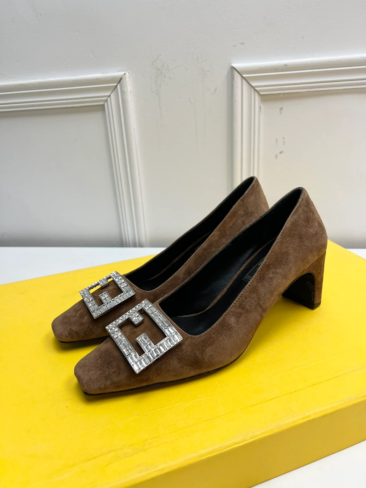 Туфли Fendi на среднем каблуке с квадратным носком и пряжкой, украшенные стразами - коричневые