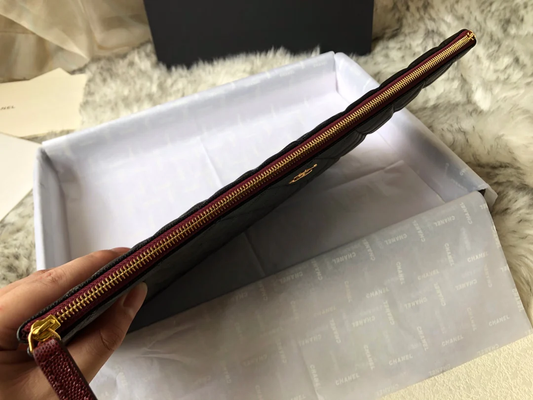 Большая сумка-клатч Chanel с золотой фурнитурой