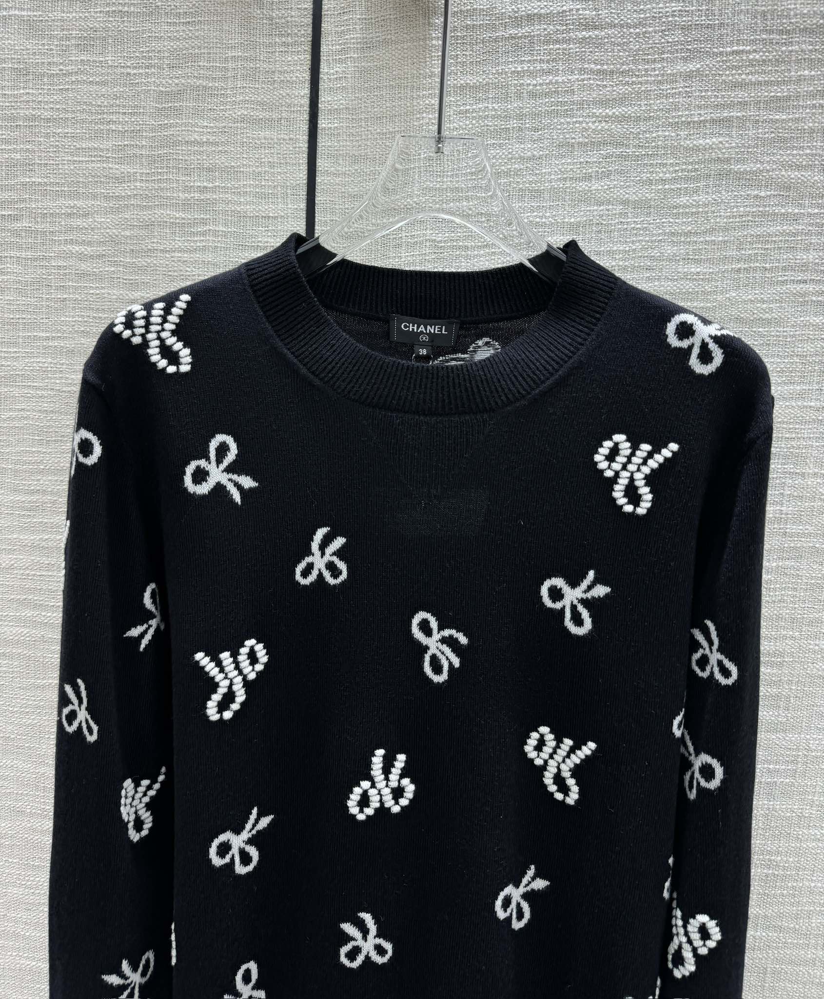 Chanel - 2403-24 Вязаный свитер с длинным рукавом и узором ?Бабочка? (ранняя весна) - черный