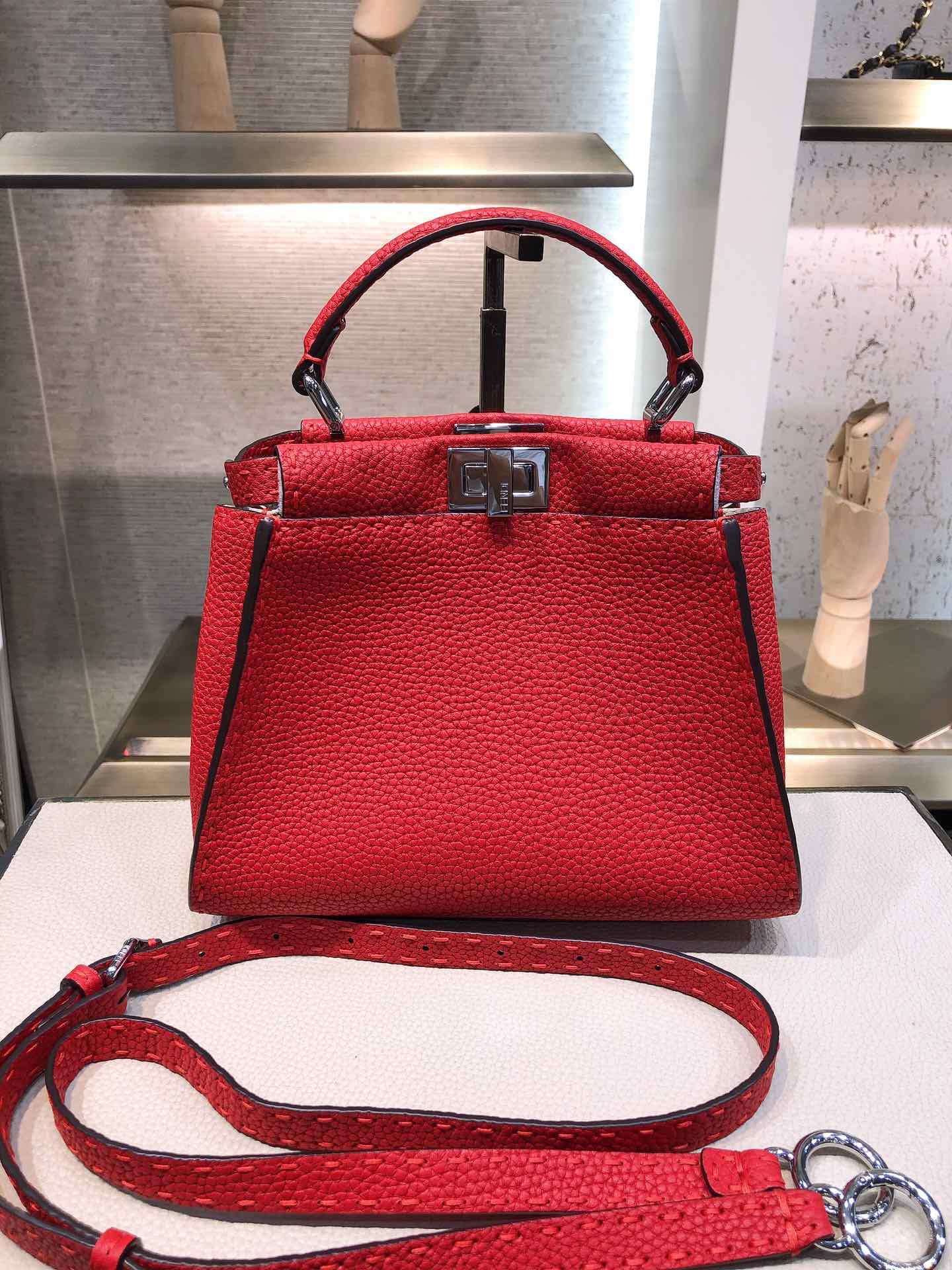 Красная мини-сумка Fendi Peekaboo Selleria