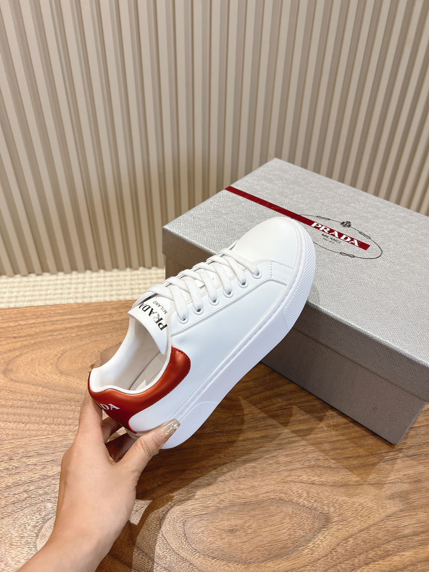 Кроссовки Prada 2024 - с оранжевой отделкой и белыми вставками