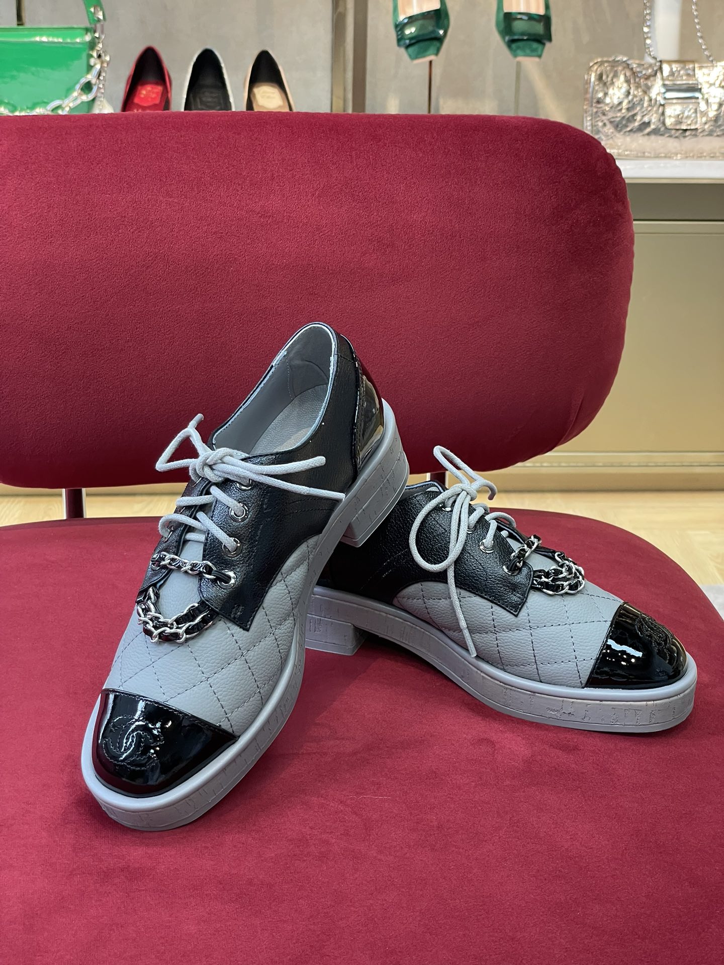 Новинка сезона осень/зима 2022 от Chanel - Кожаные туфли с цепочкой и узором ?личи? - Серые/Черные