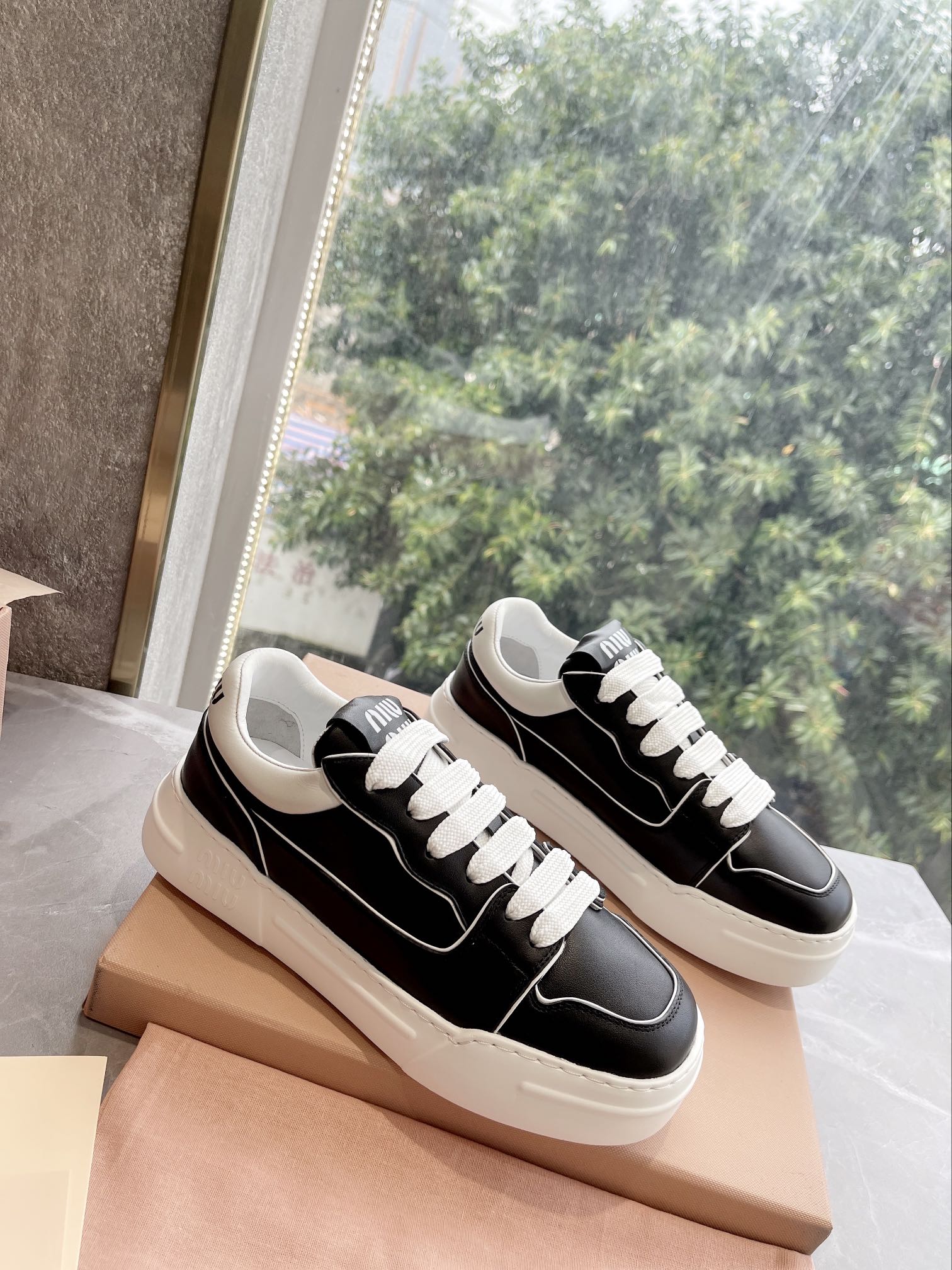 Новые поступления коллекции Miu Miu осень/зима 2022 — Повседневные туфли на платформе — Кроссовки — Черные