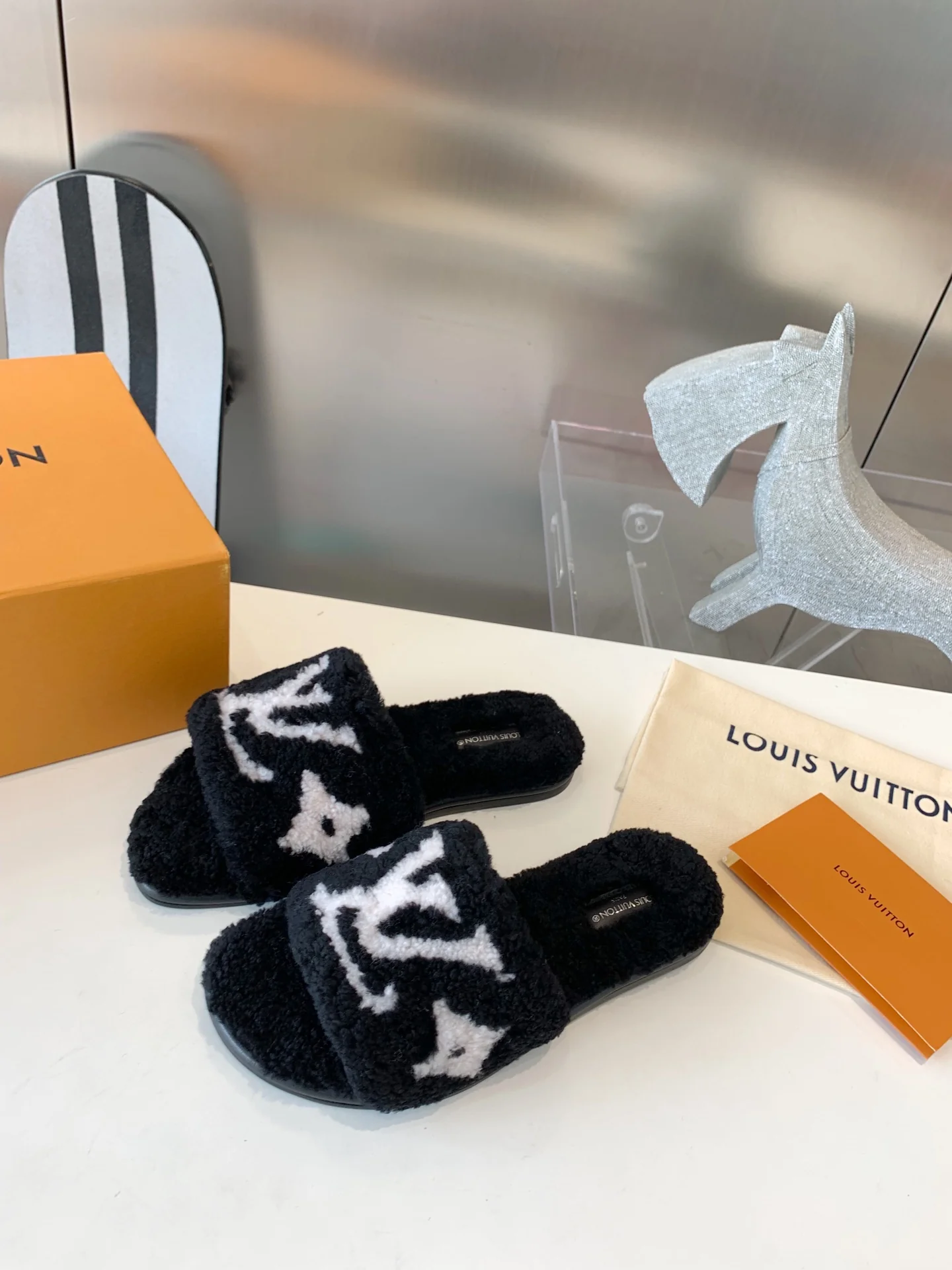 Новинка LV 2022 года - Меховые тапочки - Черные