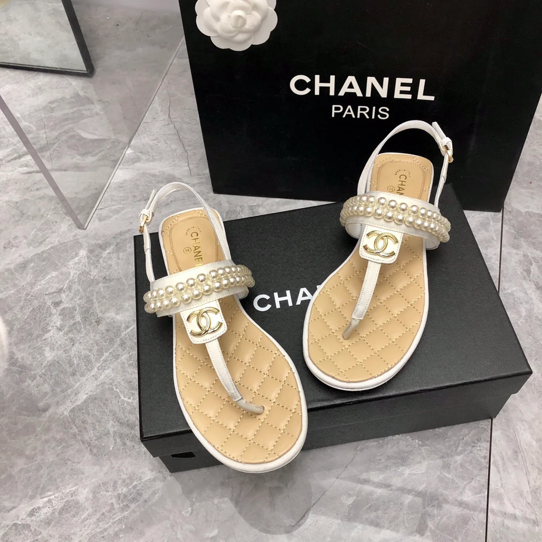 Новинка сезона весна/лето 2023 от Chanel - Классическая серия, сандалии с Т-образным ремешком и жемчужным принтом - белые.