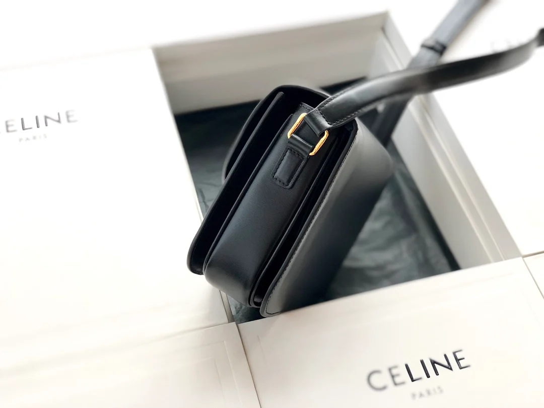 Celine Triomphe Medium Calfkin Black