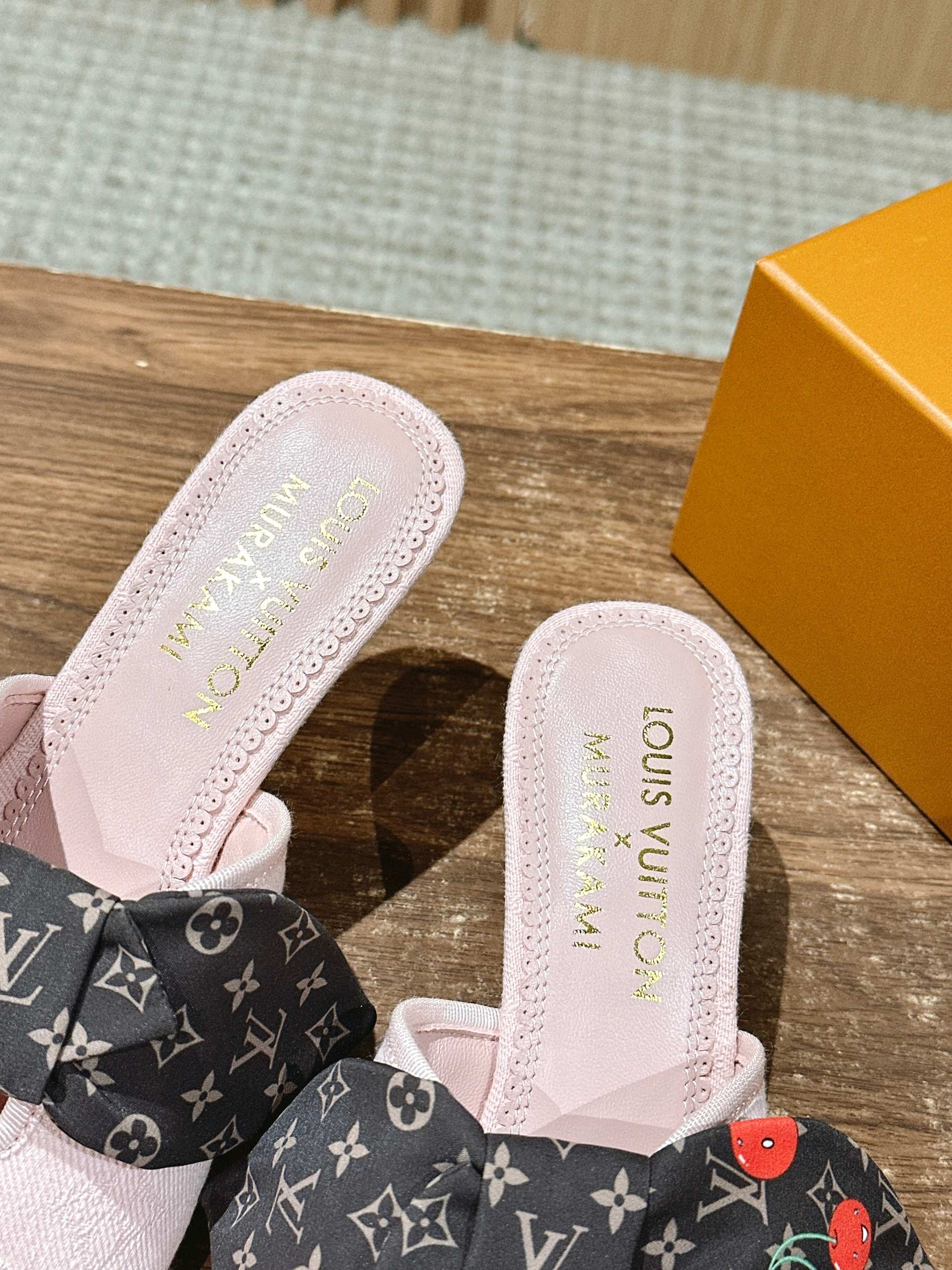 LV - Босоножки на низком каблуке с бантом и вишневым узором - Розовые