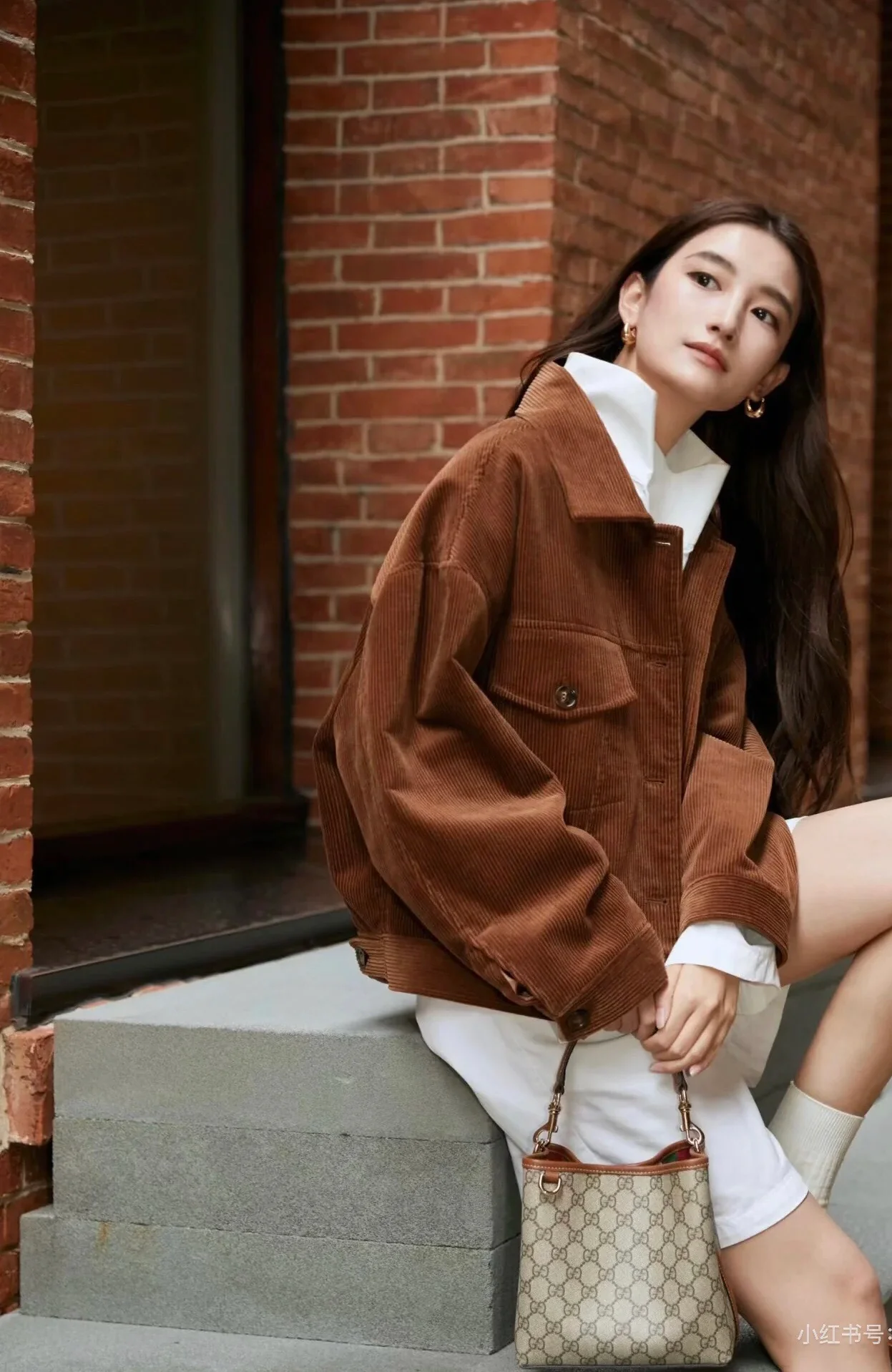 Мини-сумка Gucci 2025 из кожи, коричневая.