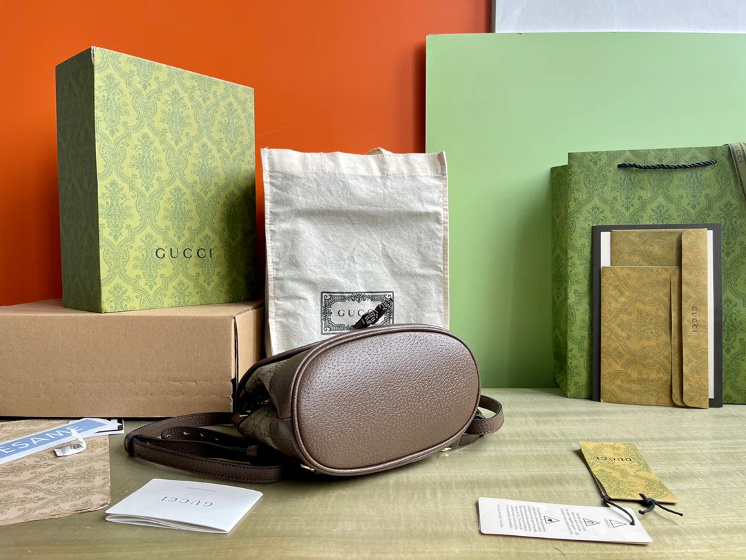 Рюкзак-ведро Gucci из серии Ophidia — коричневый.