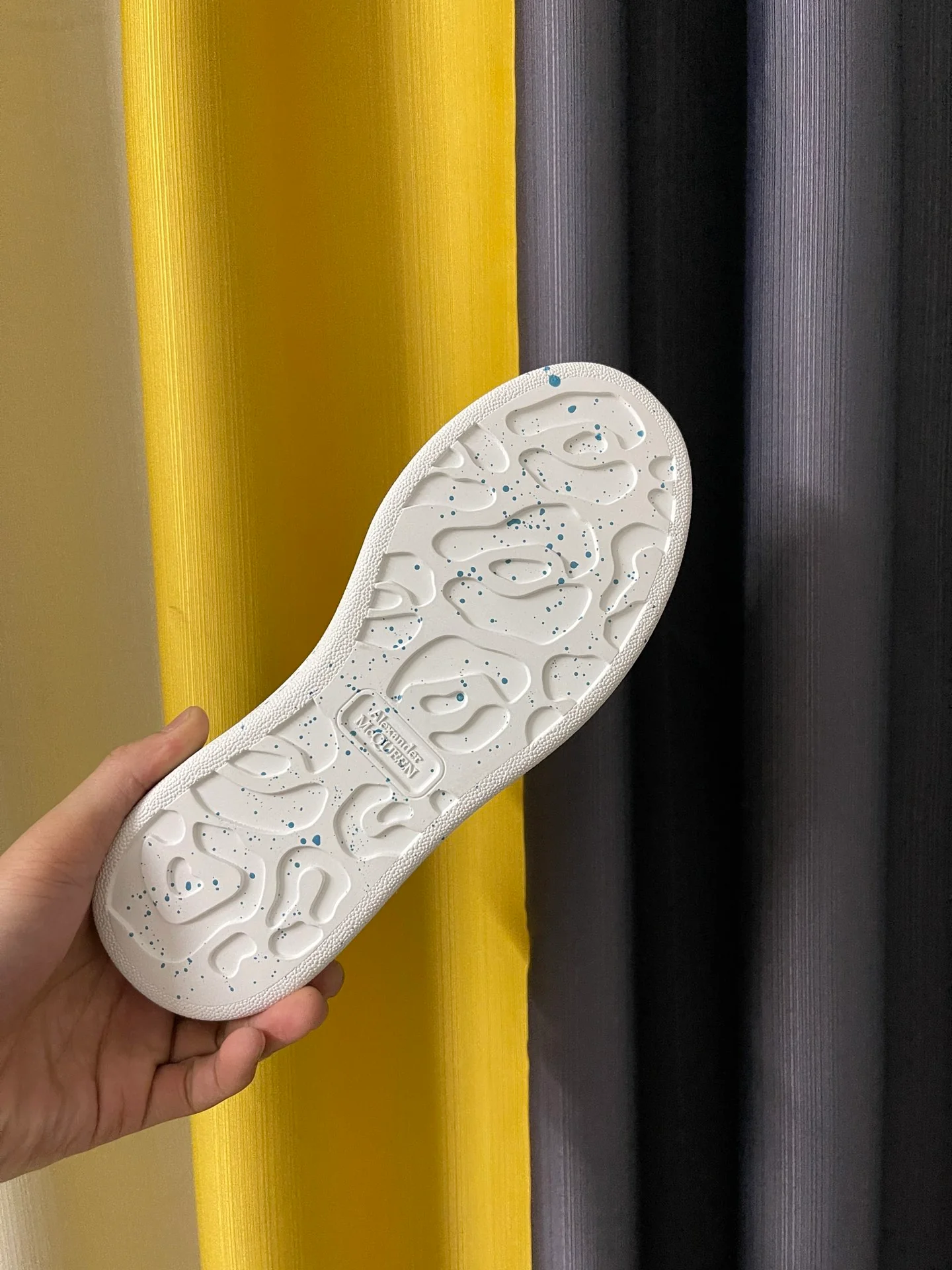 Классические белые кроссовки McQueen - унисекс - акварельный рисунок - подошва с синими точками в стиле граффити