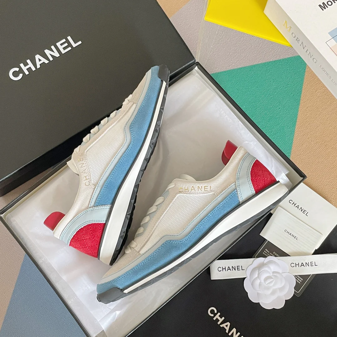 Новинка 2023 года от Chanel - Повседневные кроссовки в стиле колор-блок - Бело-синие
