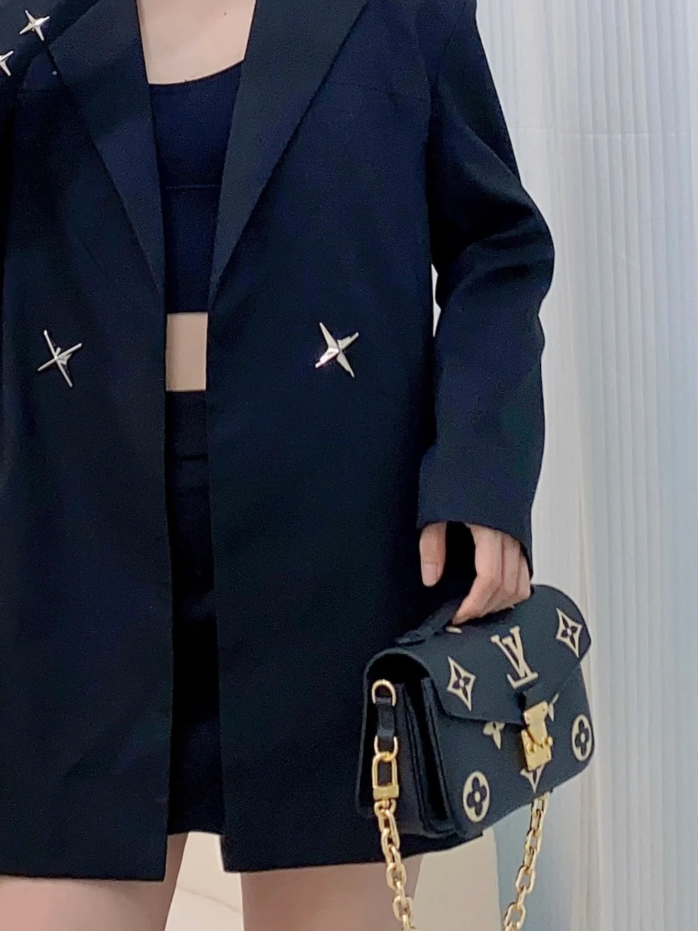 m46596-LV-pochette-metis-east-west-black