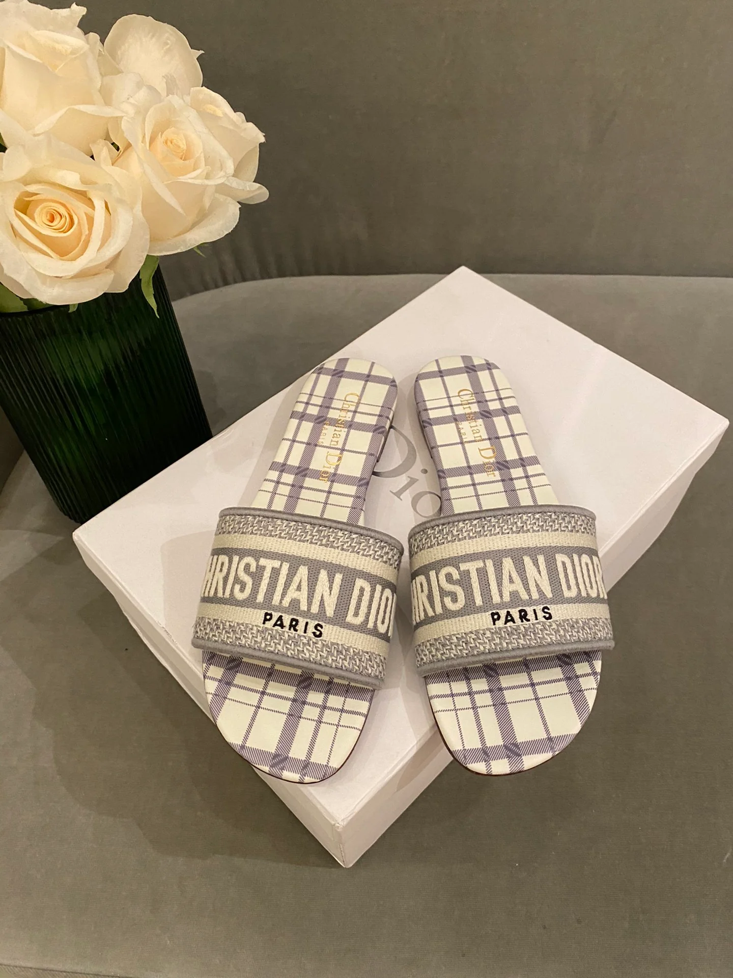 Dior - серые клетчатые тапочки с вышивкой