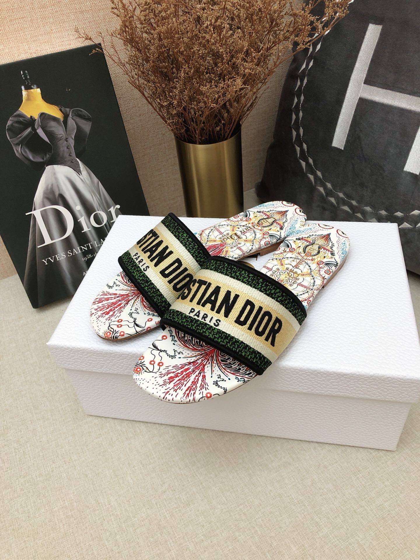 Новинка весенней коллекции Dior 2022 года - вышитые тапочки - дизайн 