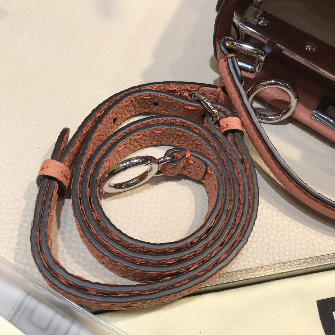 Розовая мини-сумка Fendi Peekaboo Selleria